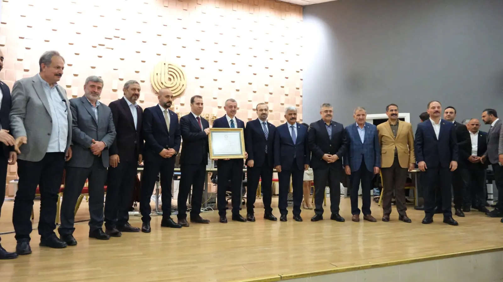 Mazbatasını alan Büyükakın: Sözlerini tutmayacaklar! - Resim : 4