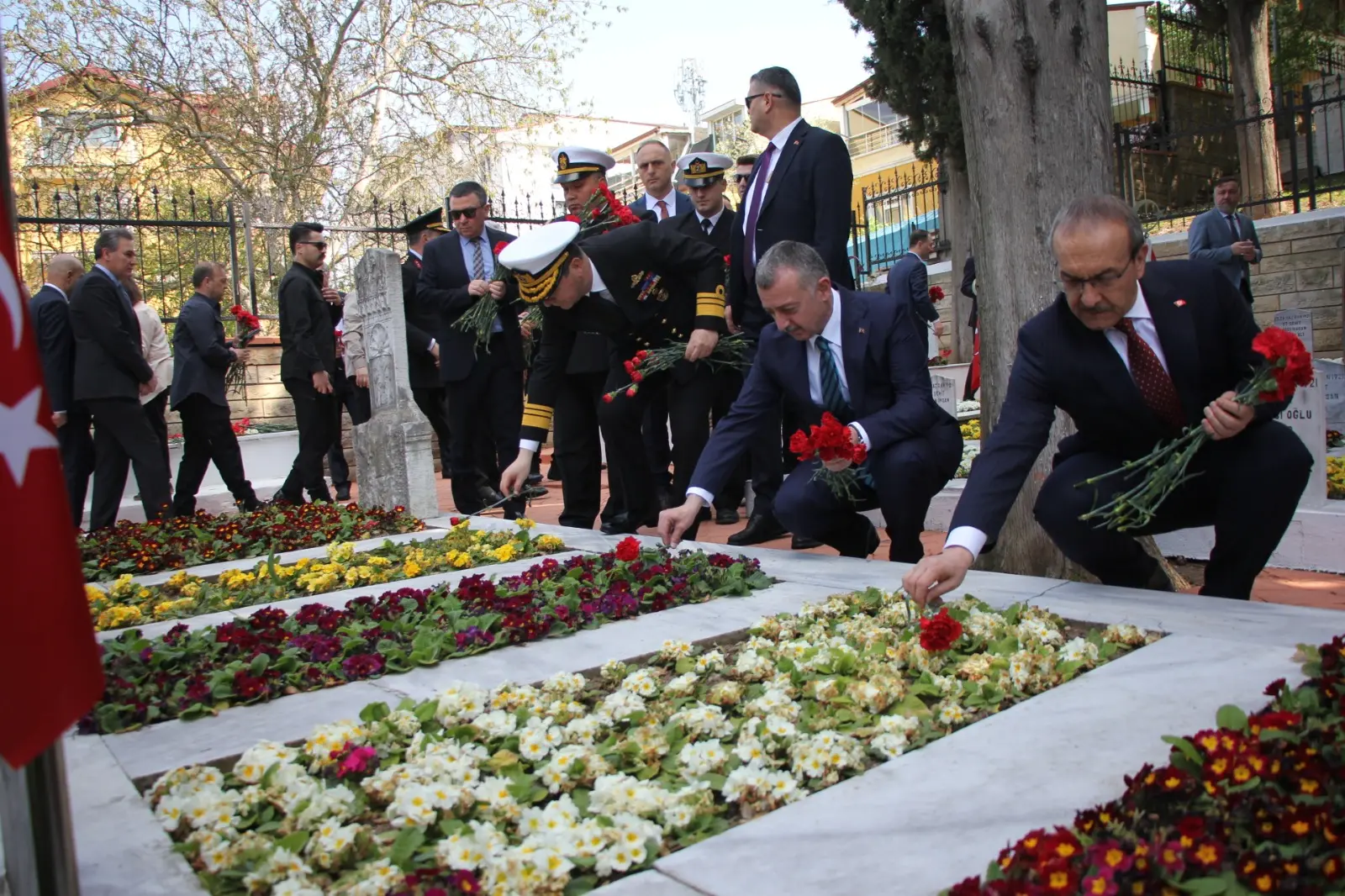 Polis şehitliklerine bayram ziyareti - Resim : 9