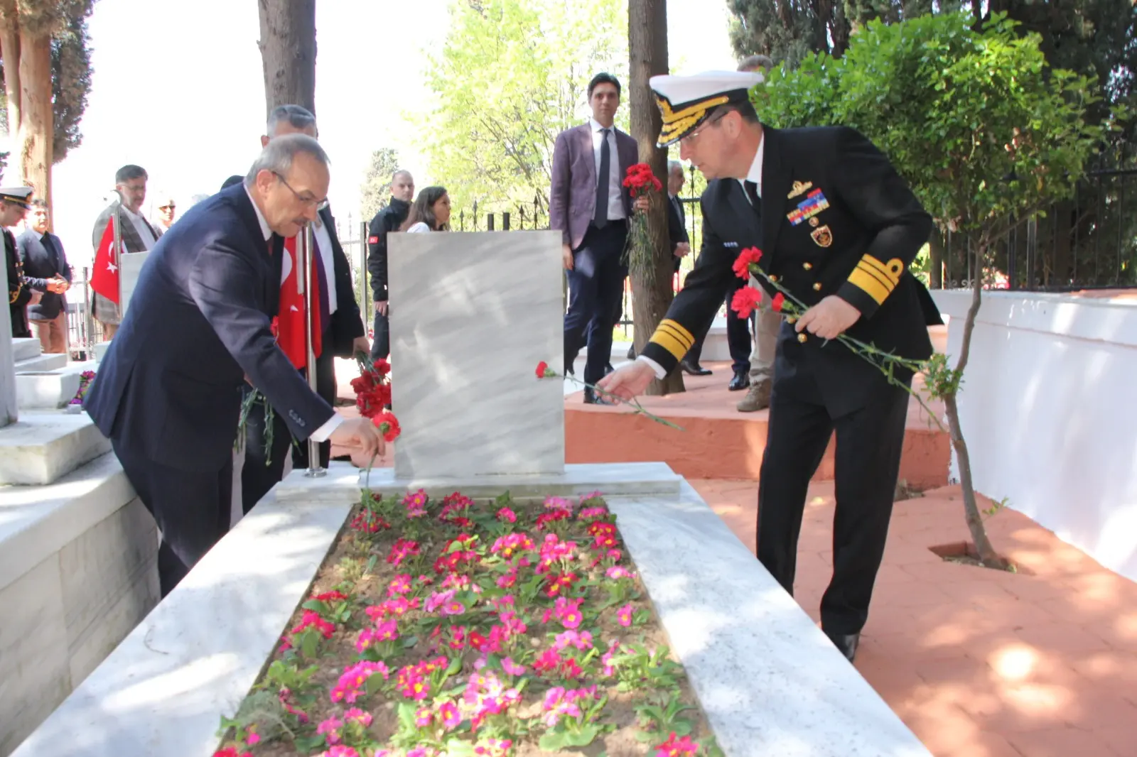 Polis şehitliklerine bayram ziyareti - Resim : 10