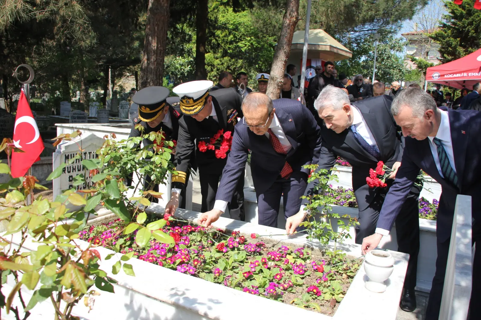 Polis şehitliklerine bayram ziyareti - Resim : 6