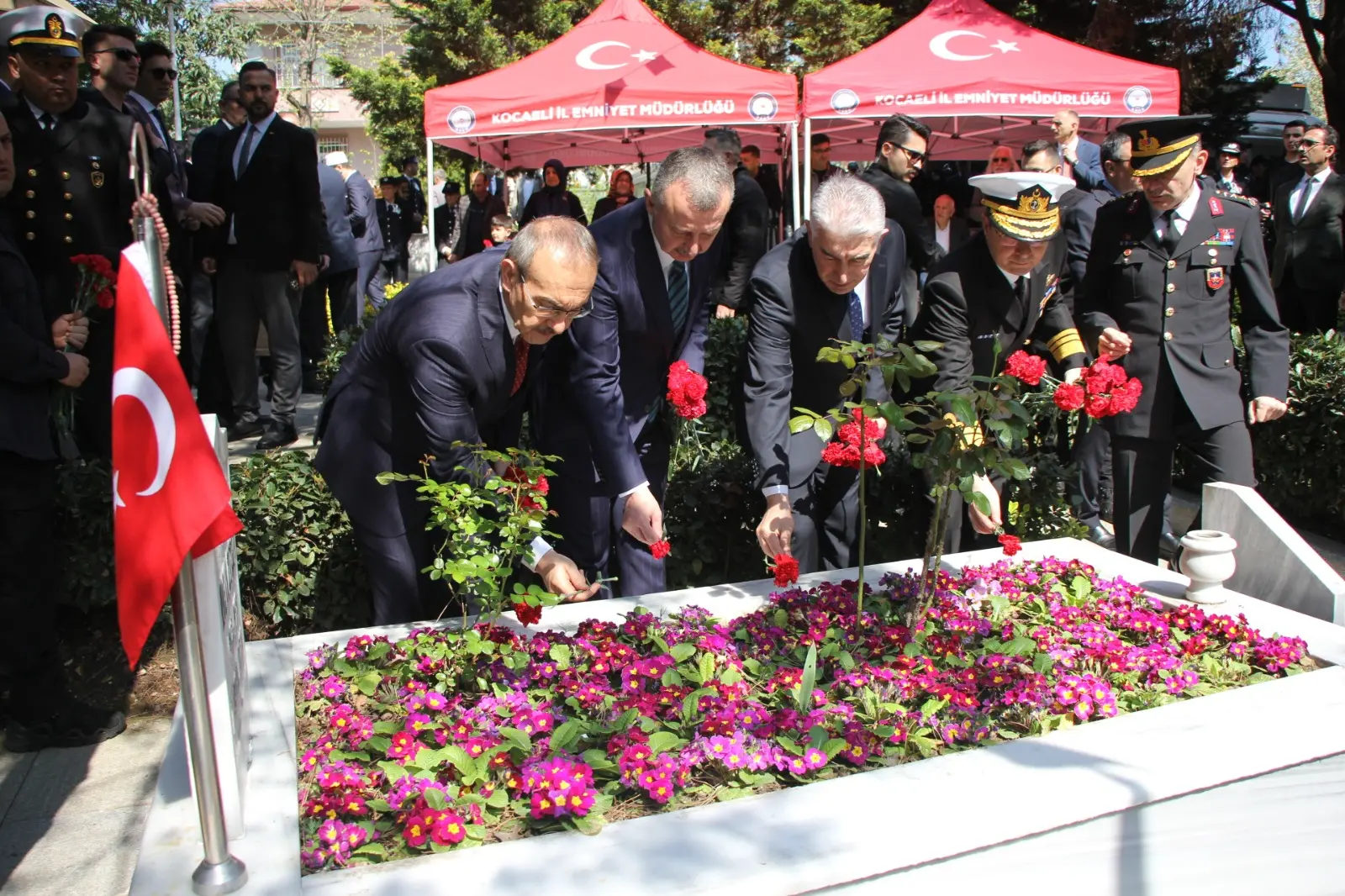 Polis şehitliklerine bayram ziyareti - Resim : 1