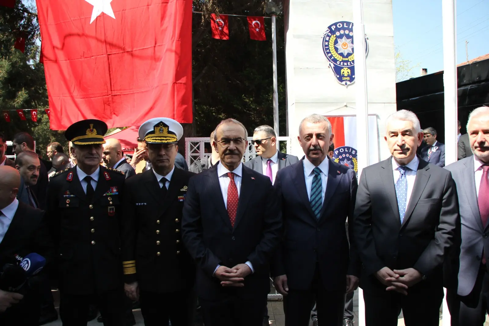 Polis şehitliklerine bayram ziyareti - Resim : 2