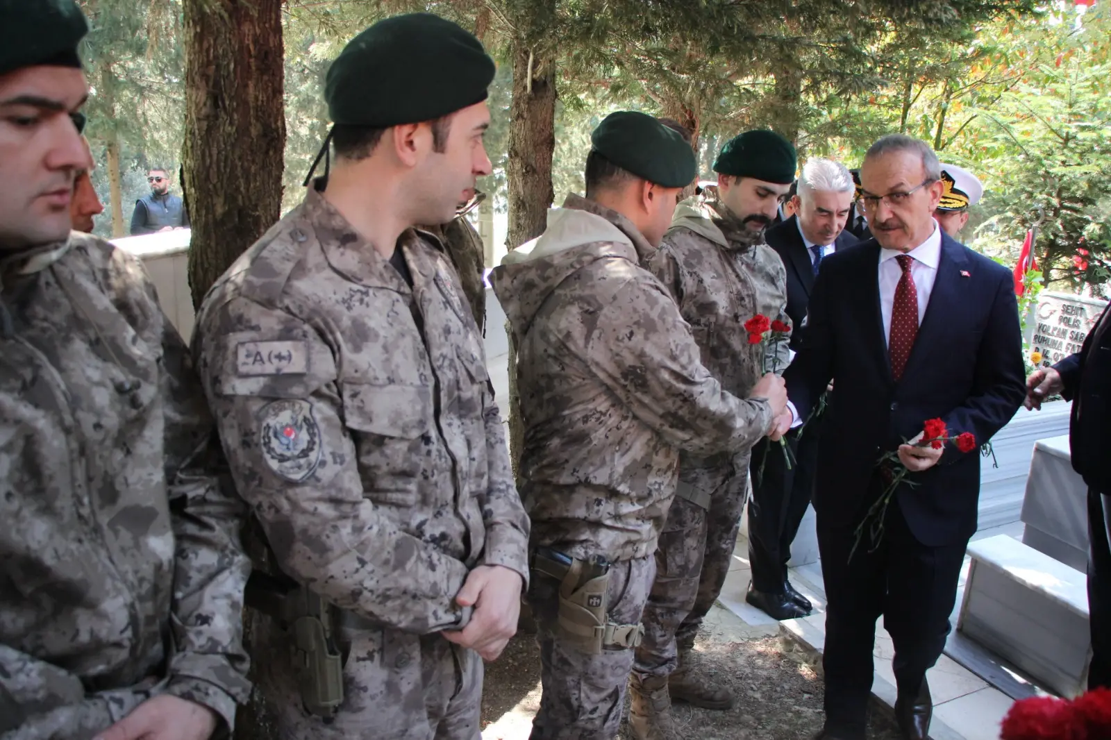 Polis şehitliklerine bayram ziyareti - Resim : 3