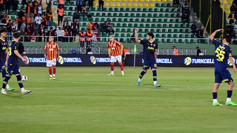 Fenerbahçe’de sahadan çekildi, Büyükekşi gülümsedi!