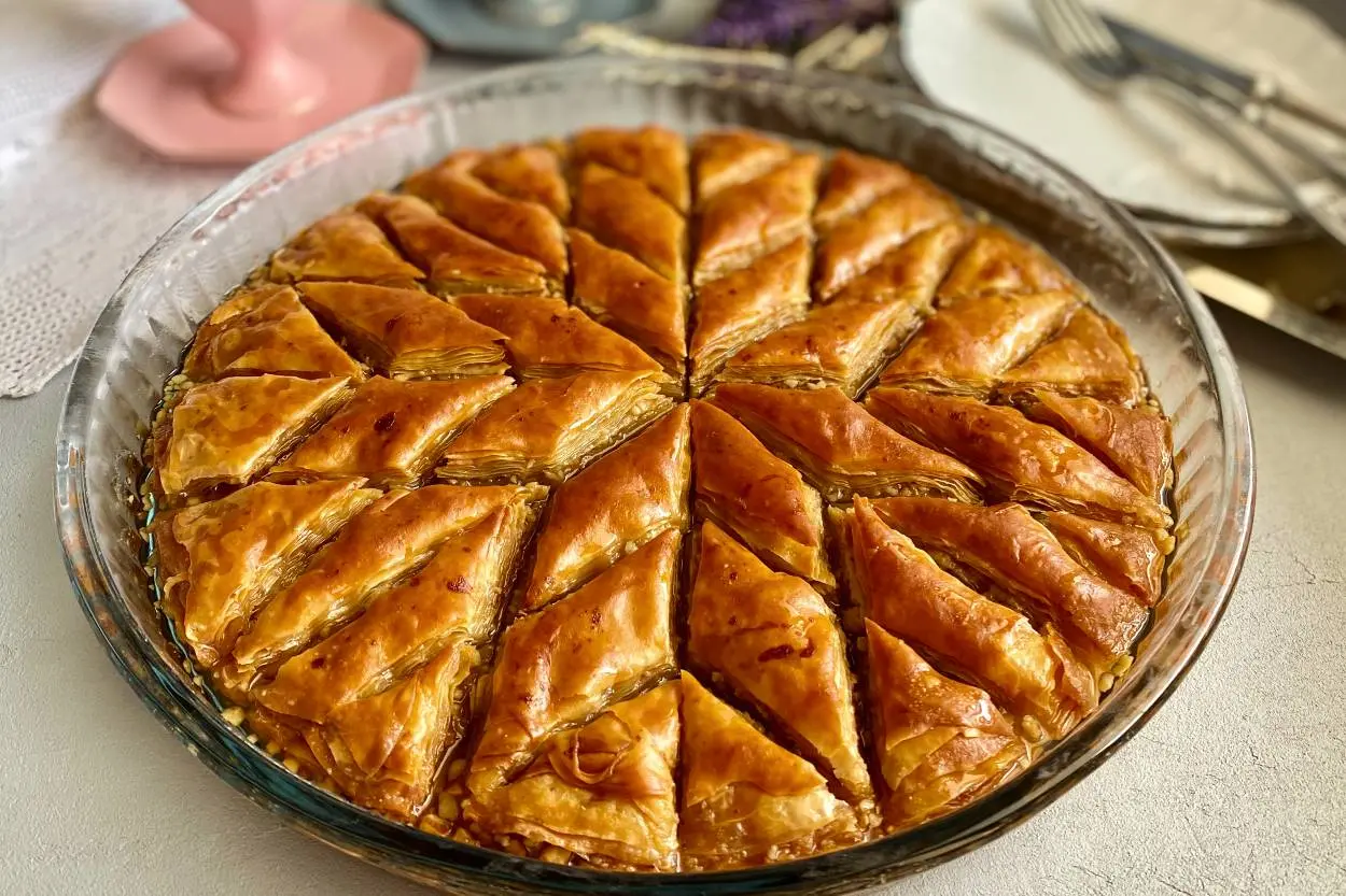 GELİNİM MUTFAKTA BAYRAM BAKLAVASI TARİFİ: Bayram Baklavası Nasıl Yapılır? Ev Yapımı Bayram Baklavası Malzemeleri - Resim : 2