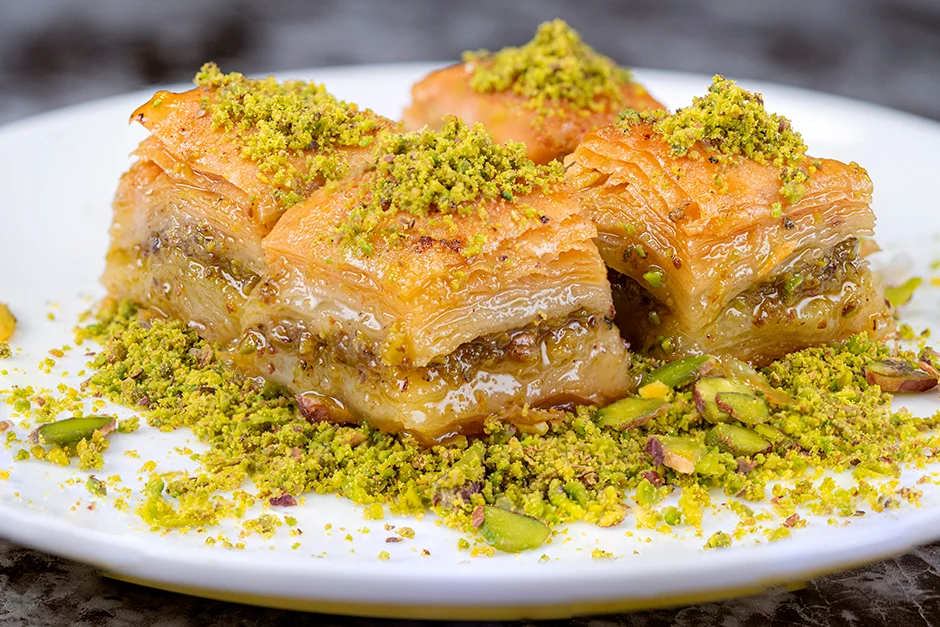 KIYIR KIYIR EV YAPIMI BAKLAVA TARİFİ: En Pratik Baklavalık Yufka İle Baklava Malzemeleri! Ramazan Bayramı Ev Yapımı Baklava Tarifi - Resim : 2