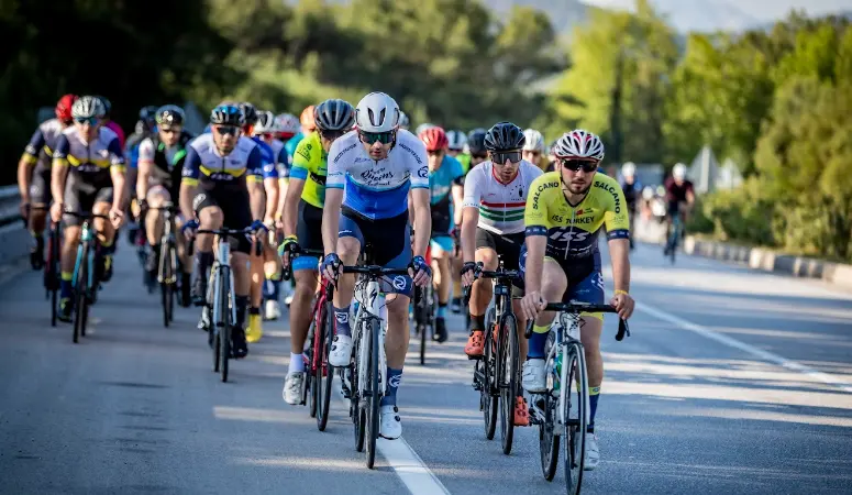 Kemer’in eşsiz manzarası eşliğinde pedal çevirecekler