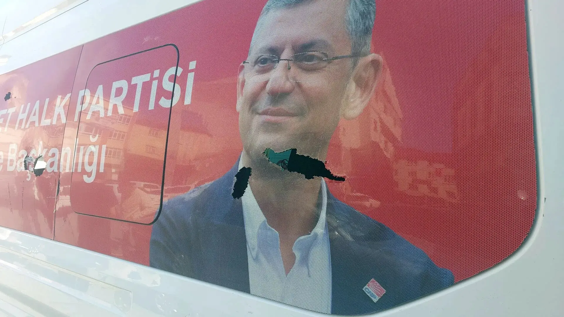 CHP'ye ait minibüse saldırı! - Resim : 3