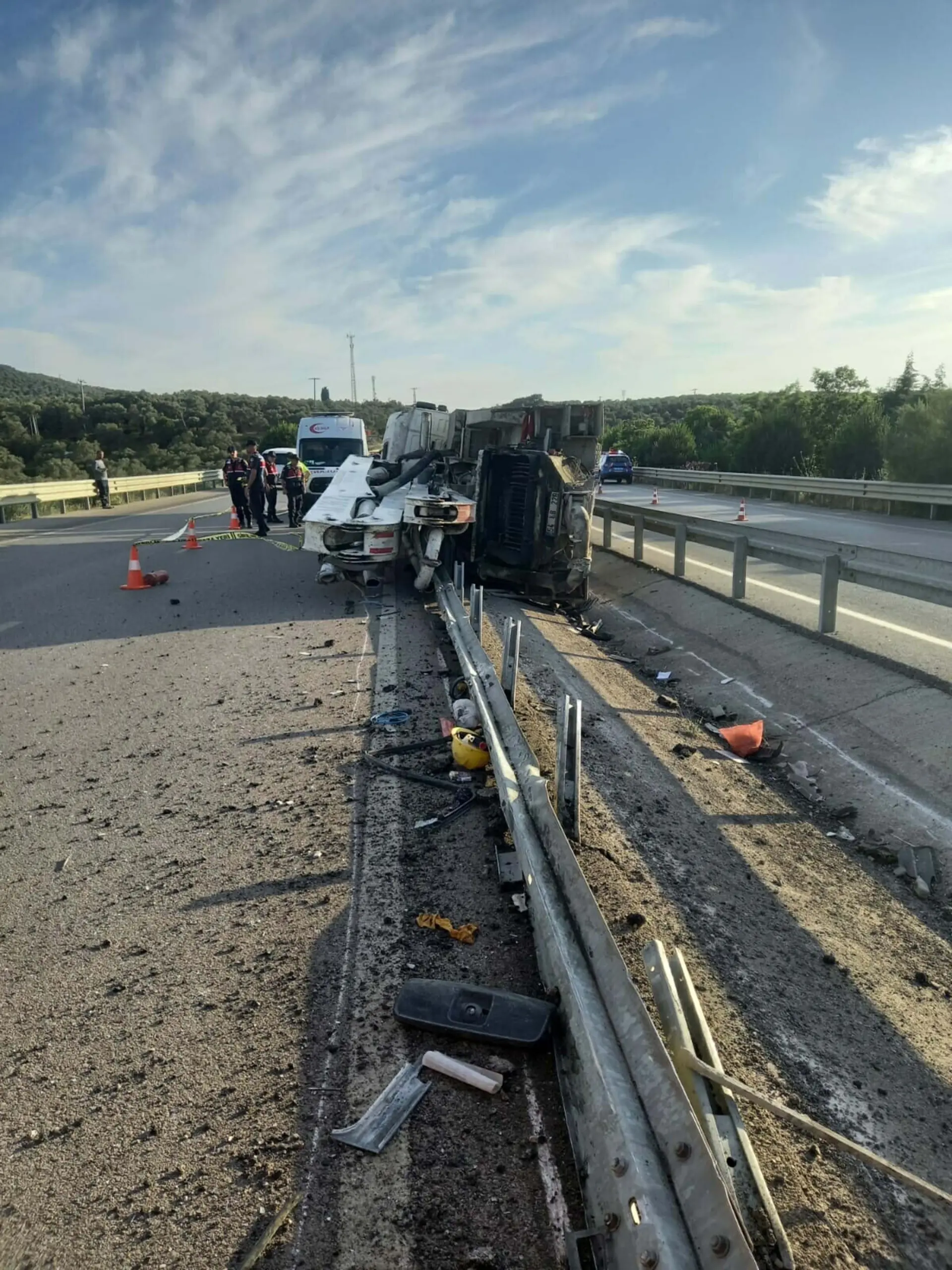 Beton aracı devrildi! Sürücüsü yaşamını yitirdi - Resim : 2