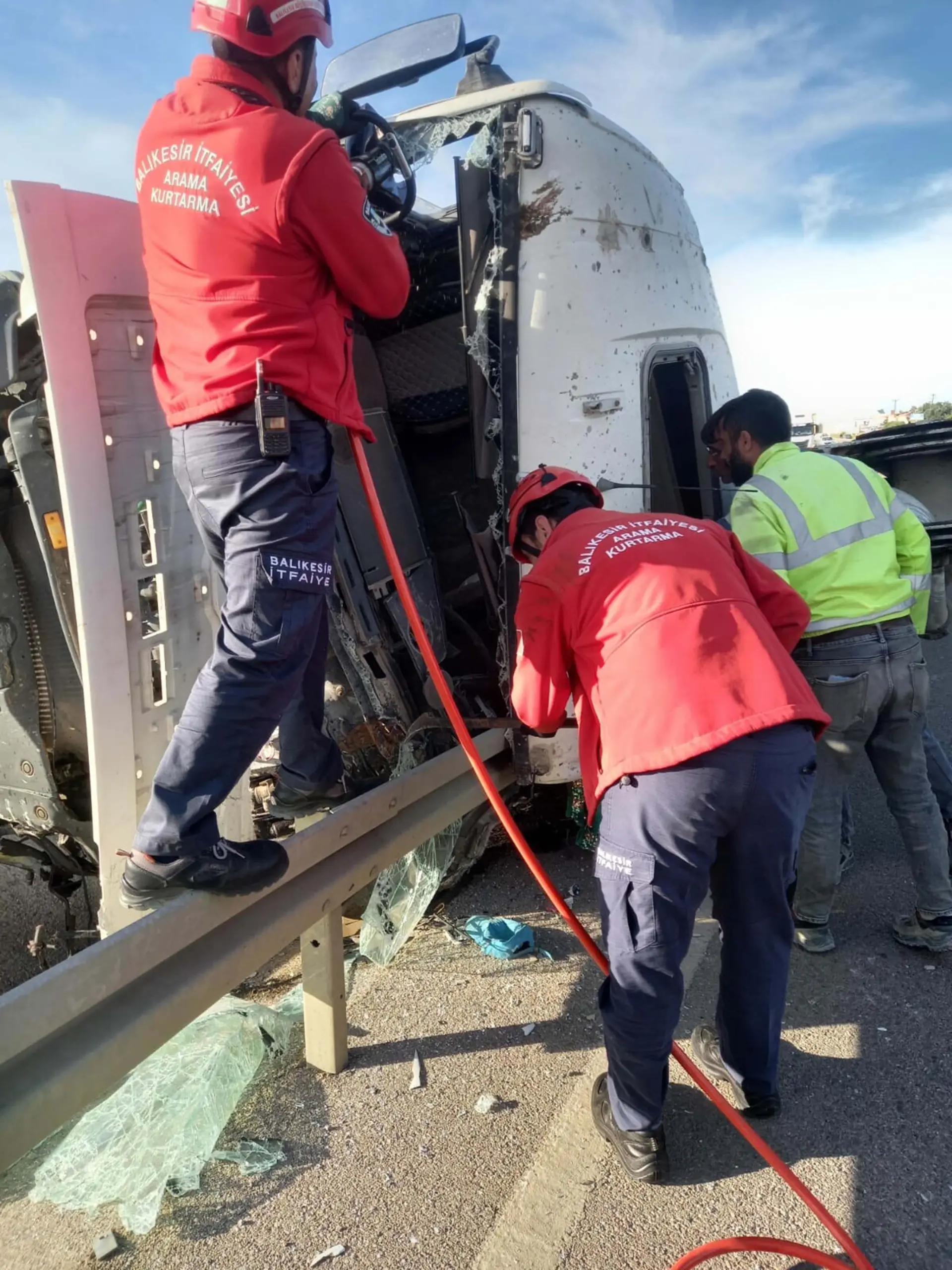 Beton aracı devrildi! Sürücüsü yaşamını yitirdi - Resim : 1