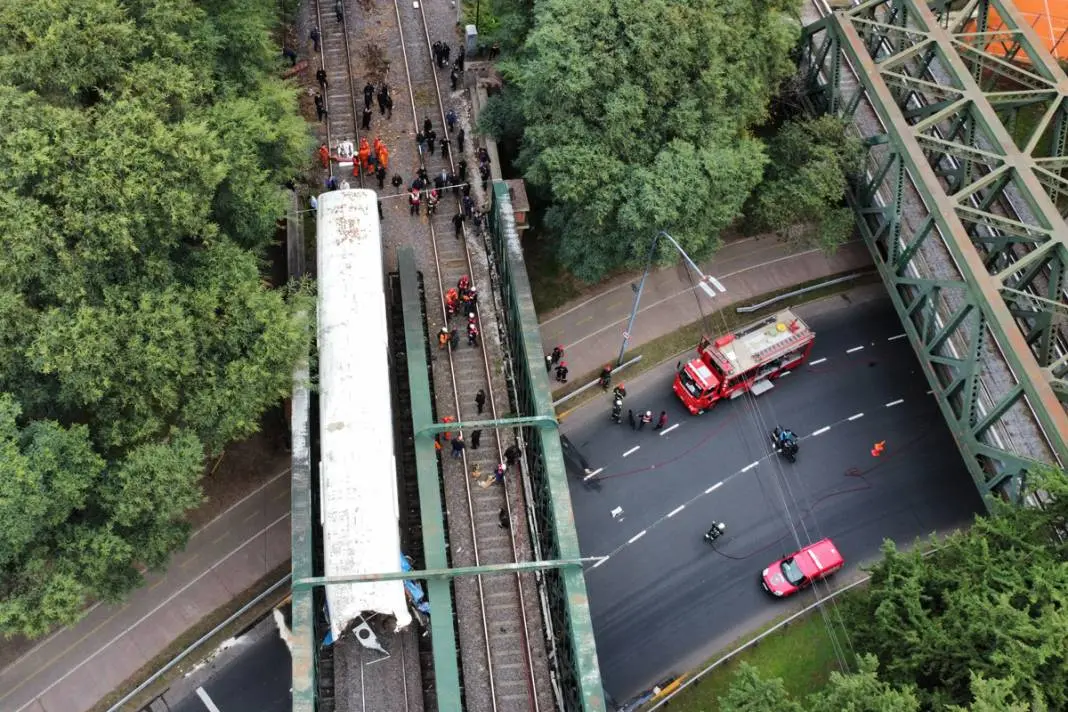 Arjantin'de iki tren çarpıştı: 30'u ağır 60 yaralı - Resim : 1