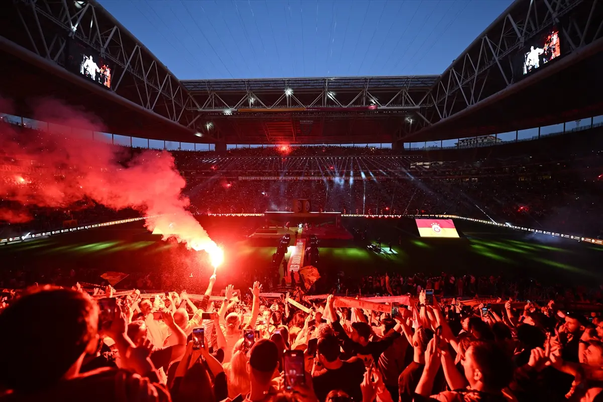 Galatasaray kupayı kaldırdı! Edis şarkı söyledi - Resim : 1