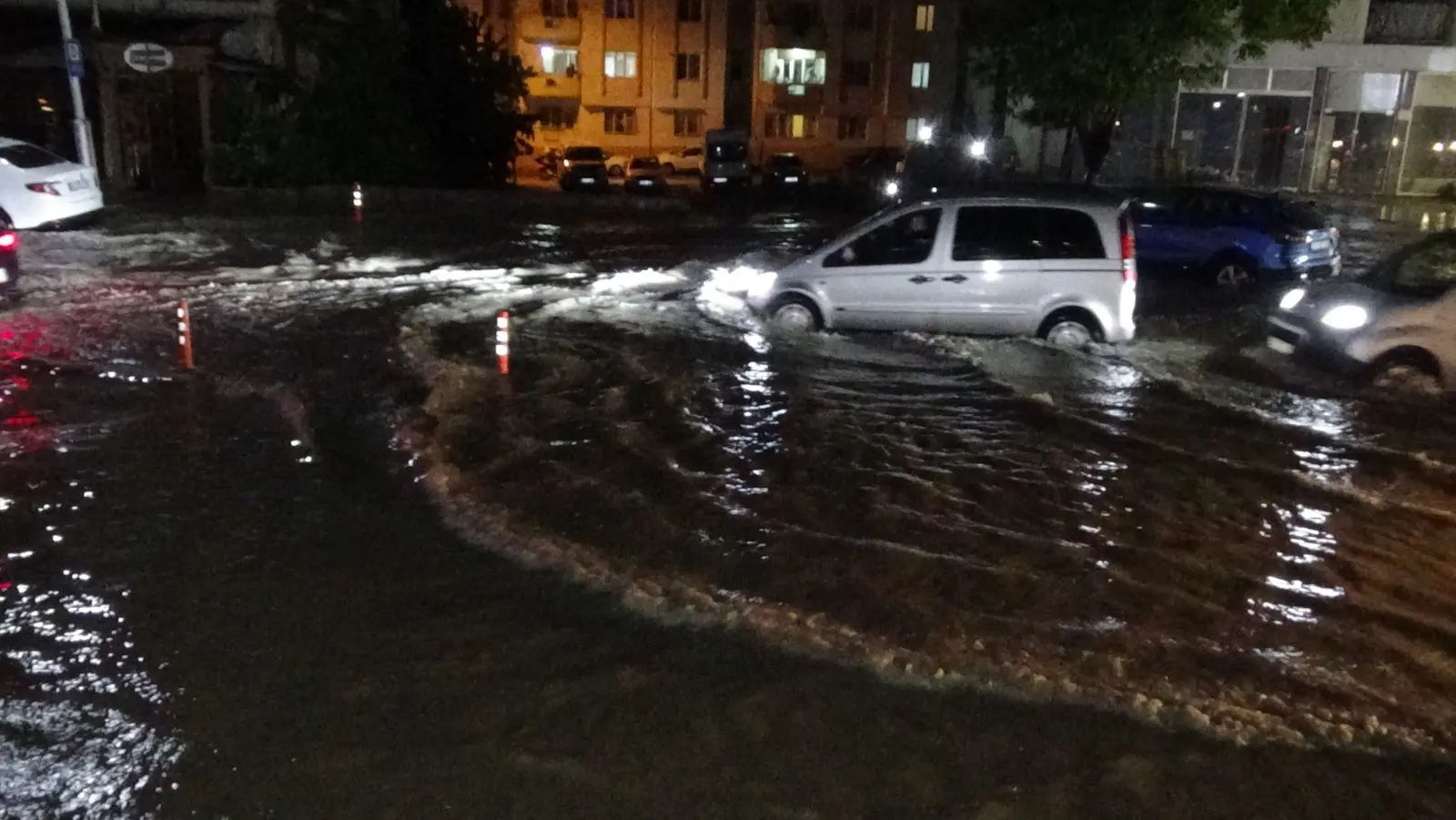 Uşak'ta sokaklar göle döndü! - Resim : 1