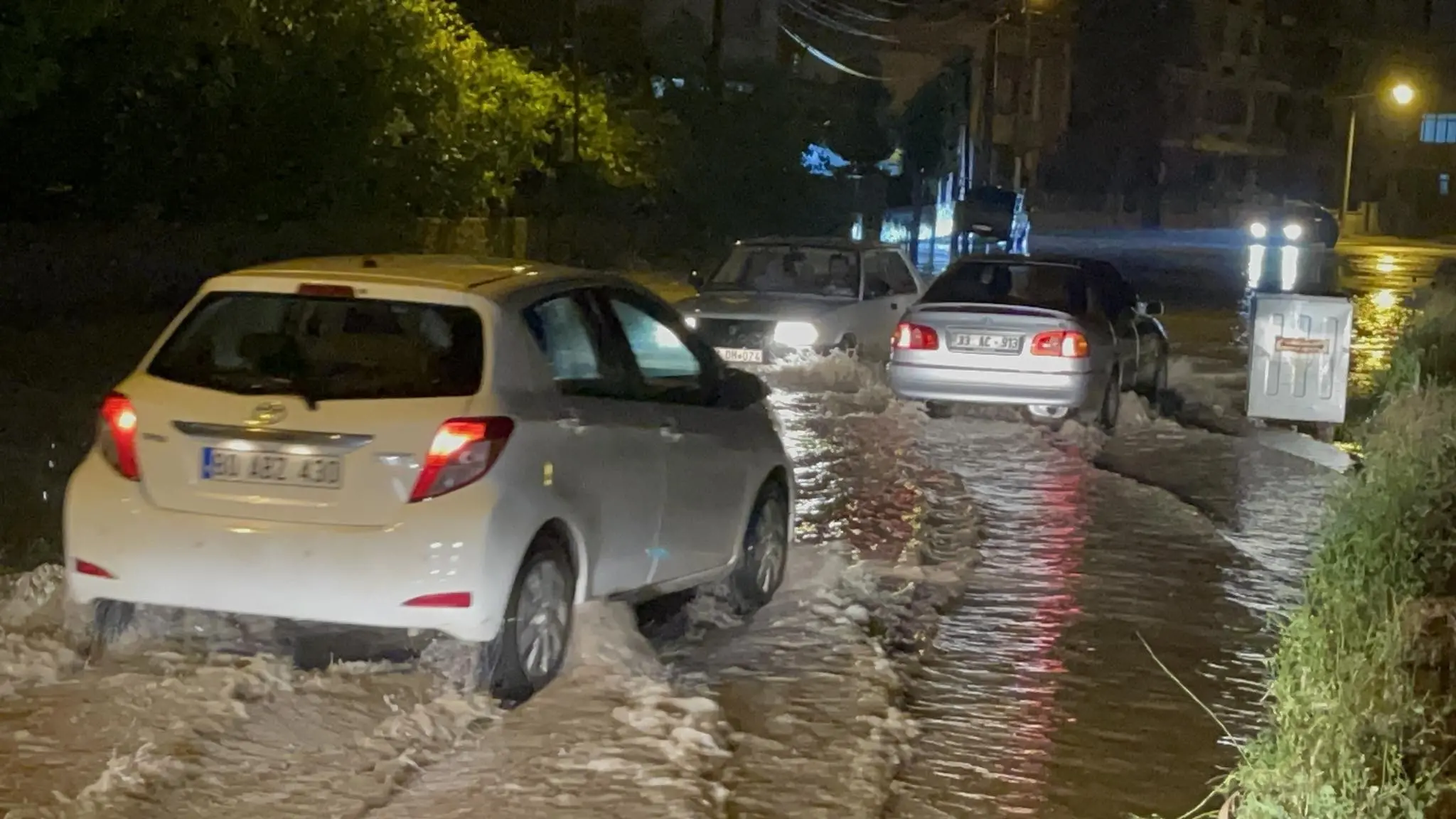 O ilde sel! Araçlar su altında kaldı - Resim : 2