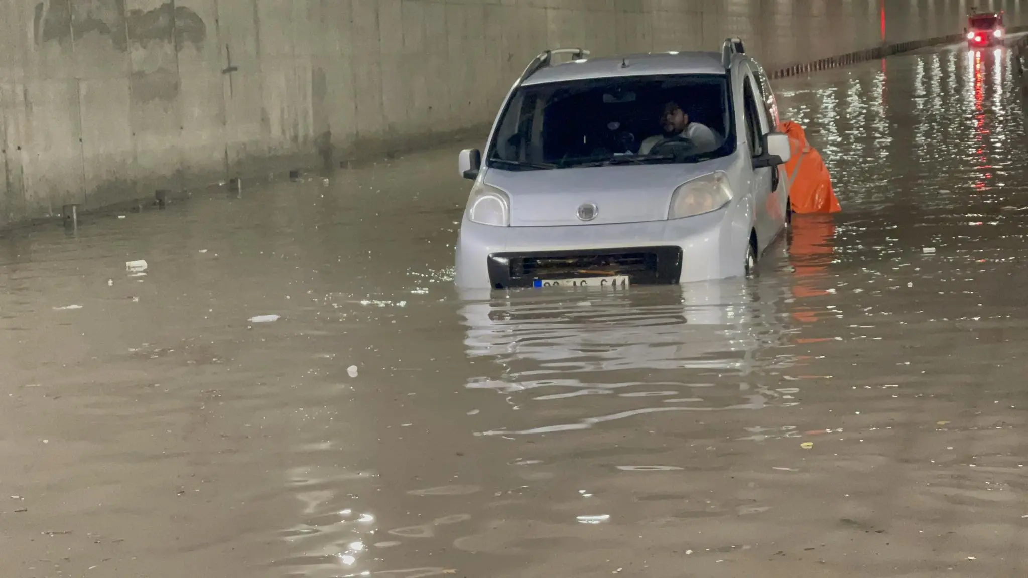 O ilde sel! Araçlar su altında kaldı - Resim : 3