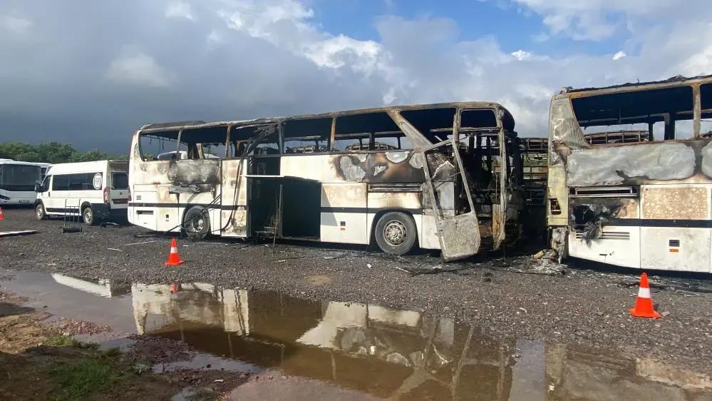 Kartepe Isuzu'da yanan araçların sadece iskeleti kaldı - Resim : 3