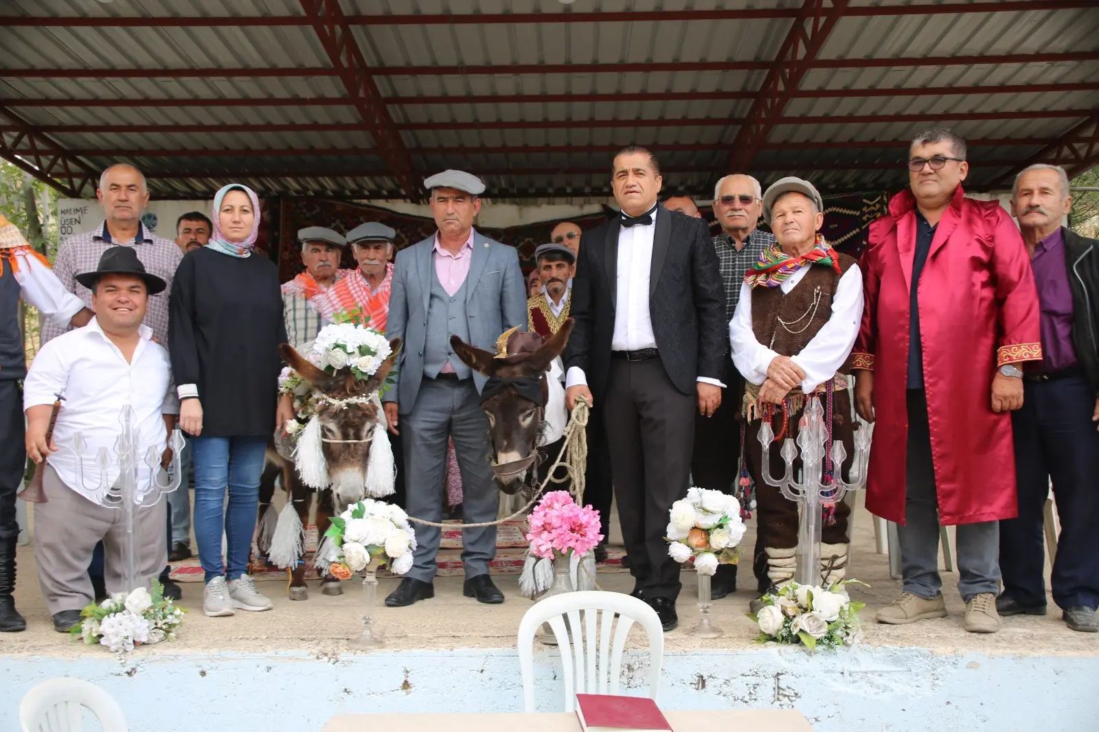 Eşeklere özel düğün: Gönüller bir olunca samanlık seyran oldu - Resim : 1