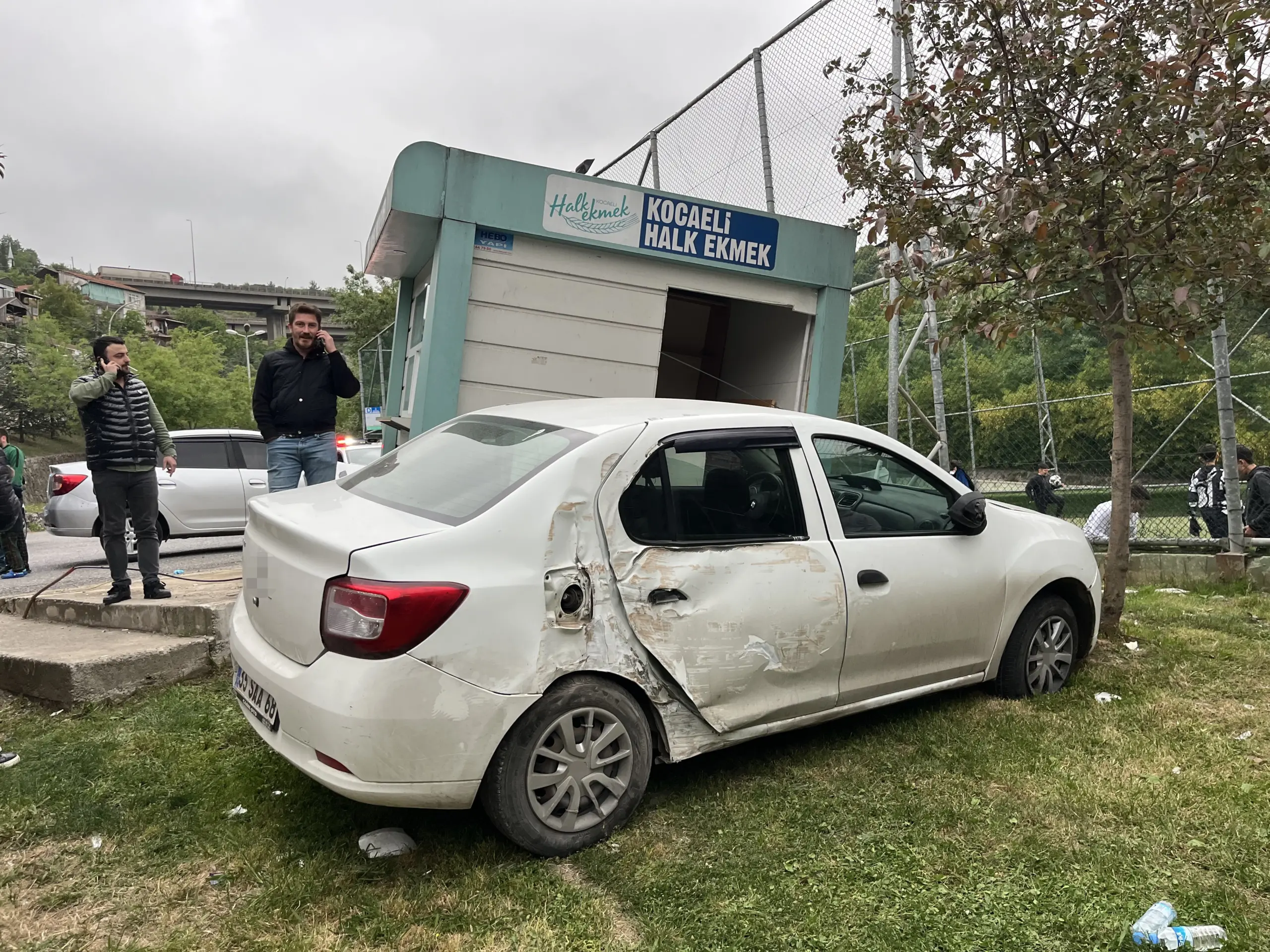 Hakimiyetini kaybetti! Halk ekmek büfesine çarptı - Resim : 4