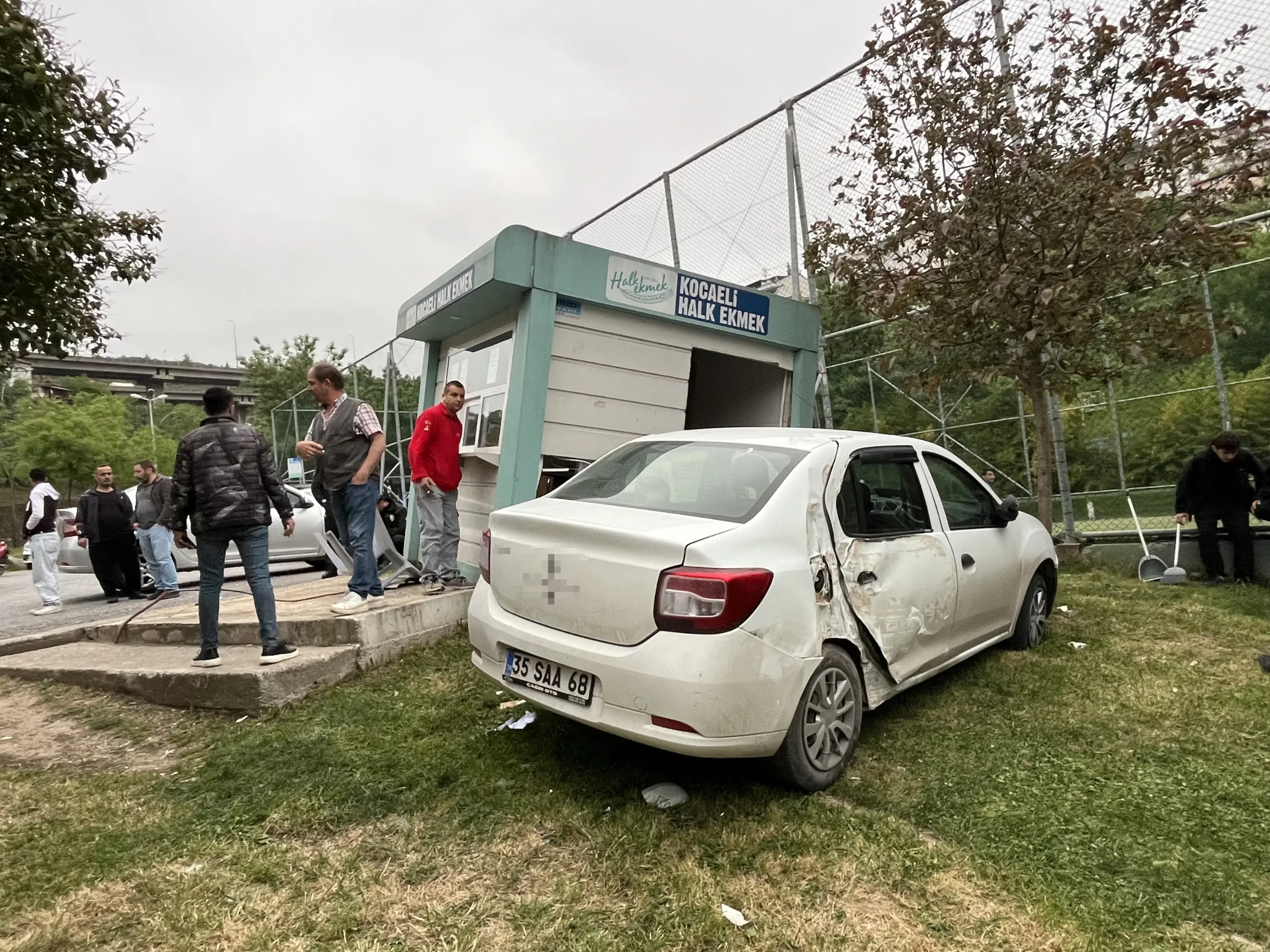 Hakimiyetini kaybetti! Halk ekmek büfesine çarptı - Resim : 1