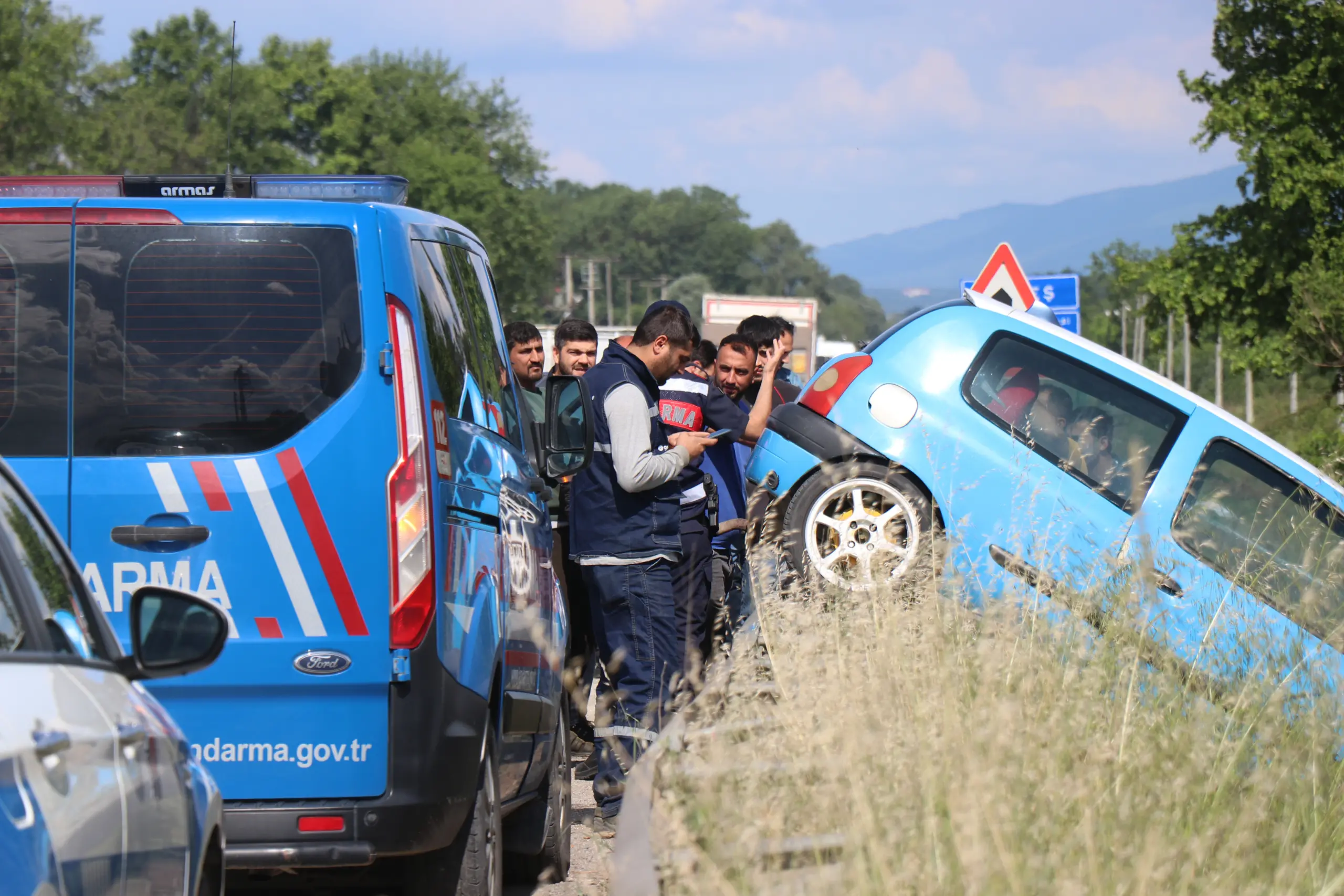 D-100’de ilginç kaza: Otomobil bariyerlerin üzerinde asılı kaldı - Resim : 3