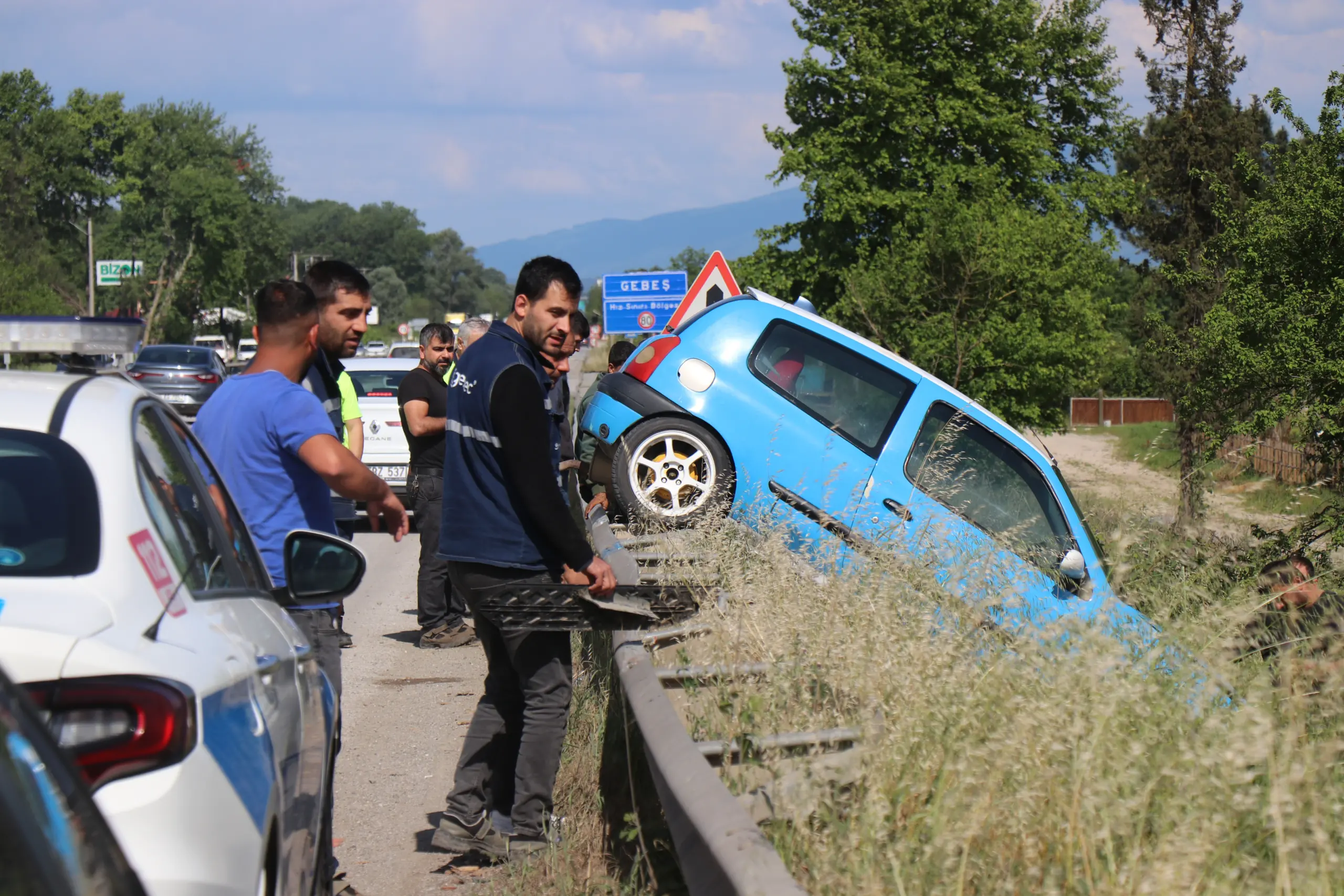 D-100’de ilginç kaza: Otomobil bariyerlerin üzerinde asılı kaldı - Resim : 1