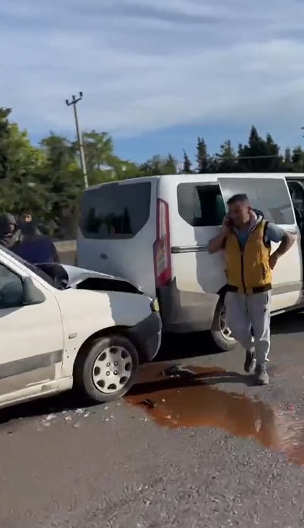 Tam anlamıyla zincirleme kaza! 5 araç birbirine girdi - Resim : 1