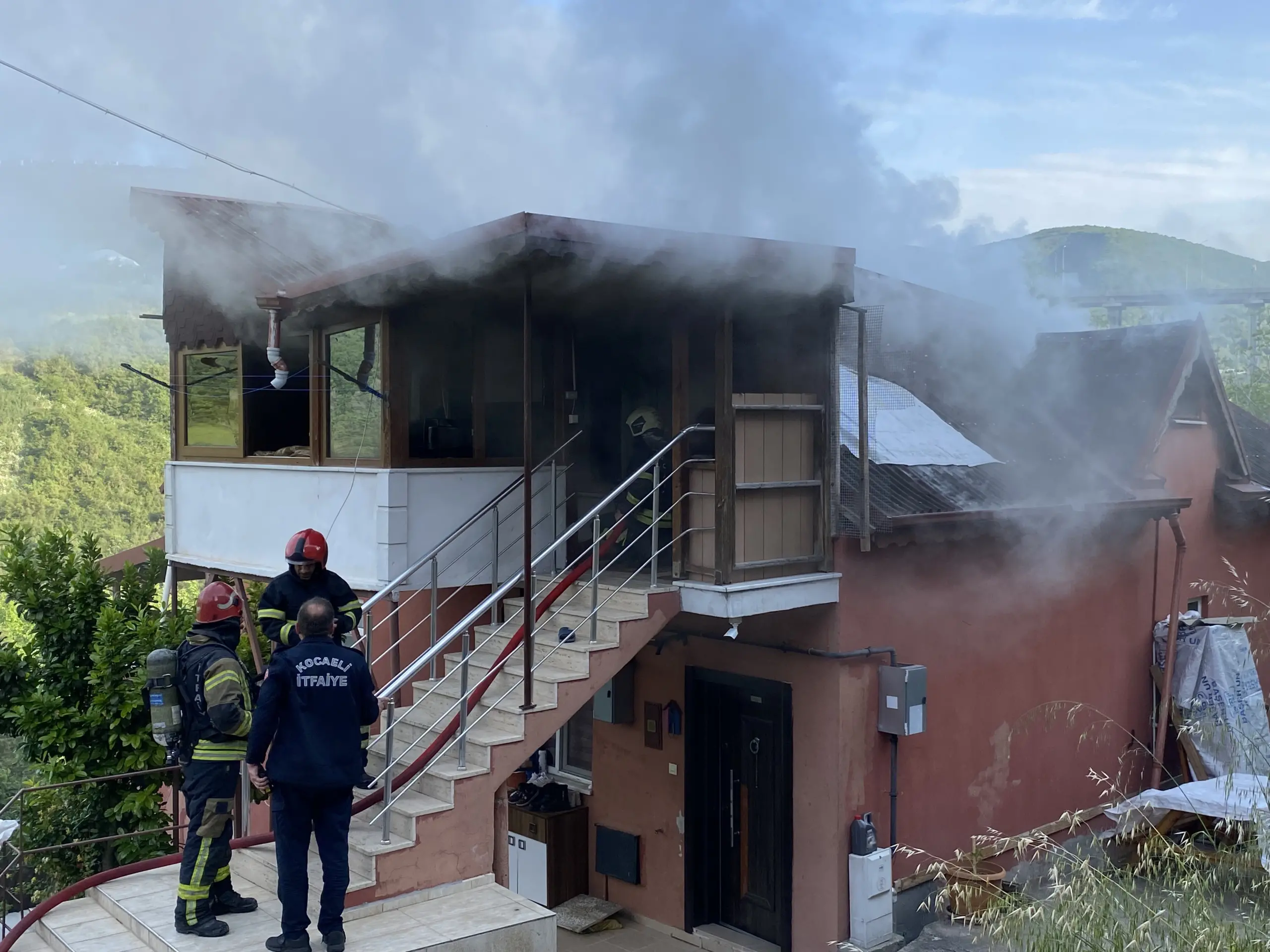 Kocaeli'de akılalmaz olay! Boşanacağı eşinin evini yaktı, sonra izledi - Resim : 2