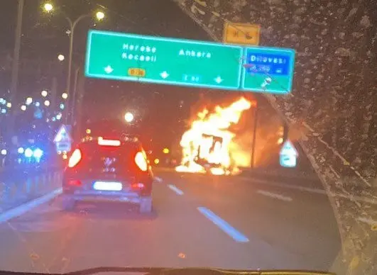 TEM’de beyaz eşya yüklü tırın dorsesi alev alev yandı - Resim : 1