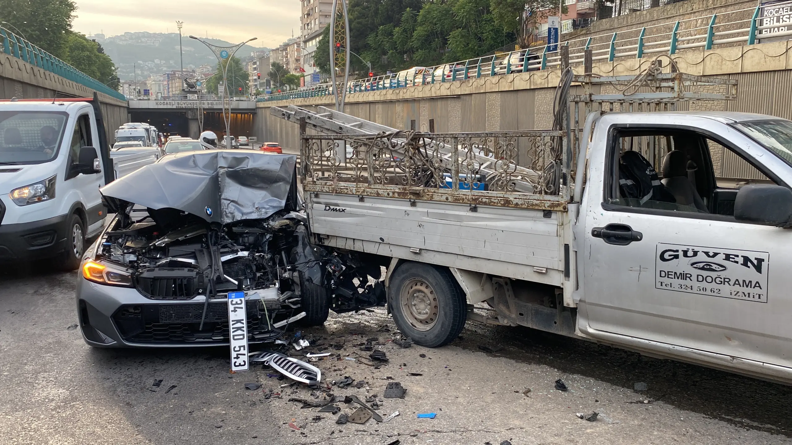 İzmit'te zincirleme kaza: 2 kişi yaralandı, otomobil kullanılamaz hale geldi - Resim : 1