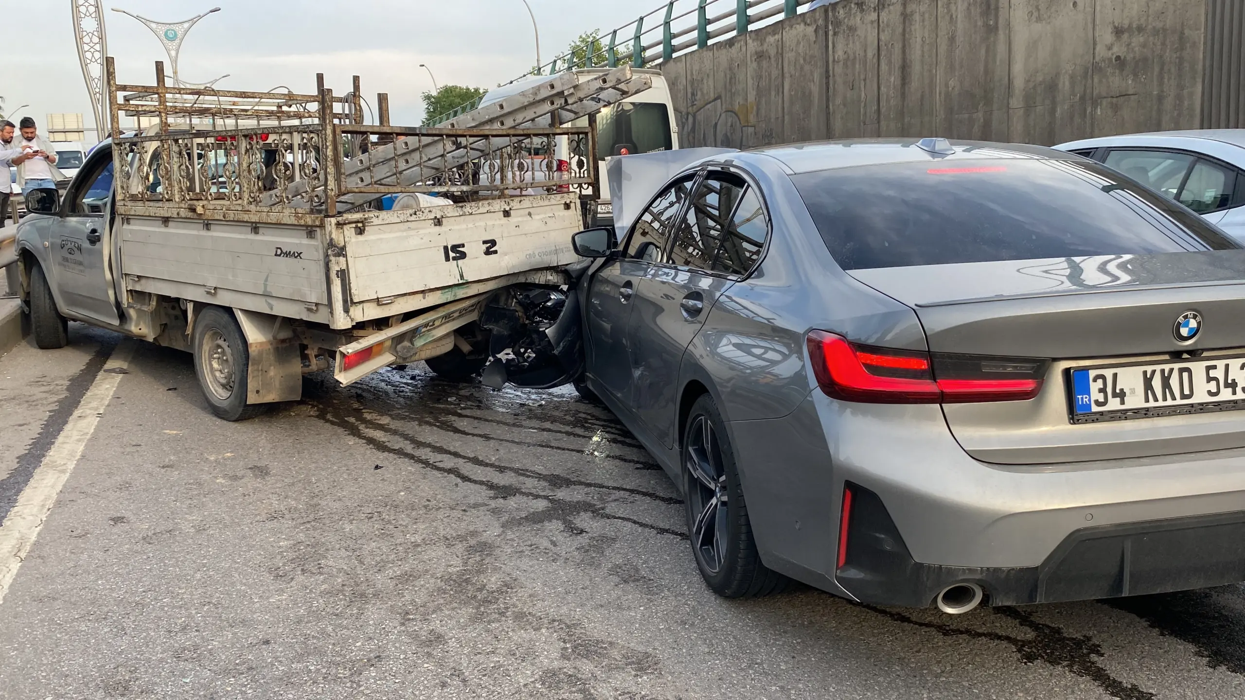 İzmit'te zincirleme kaza: 2 kişi yaralandı, otomobil kullanılamaz hale geldi - Resim : 3