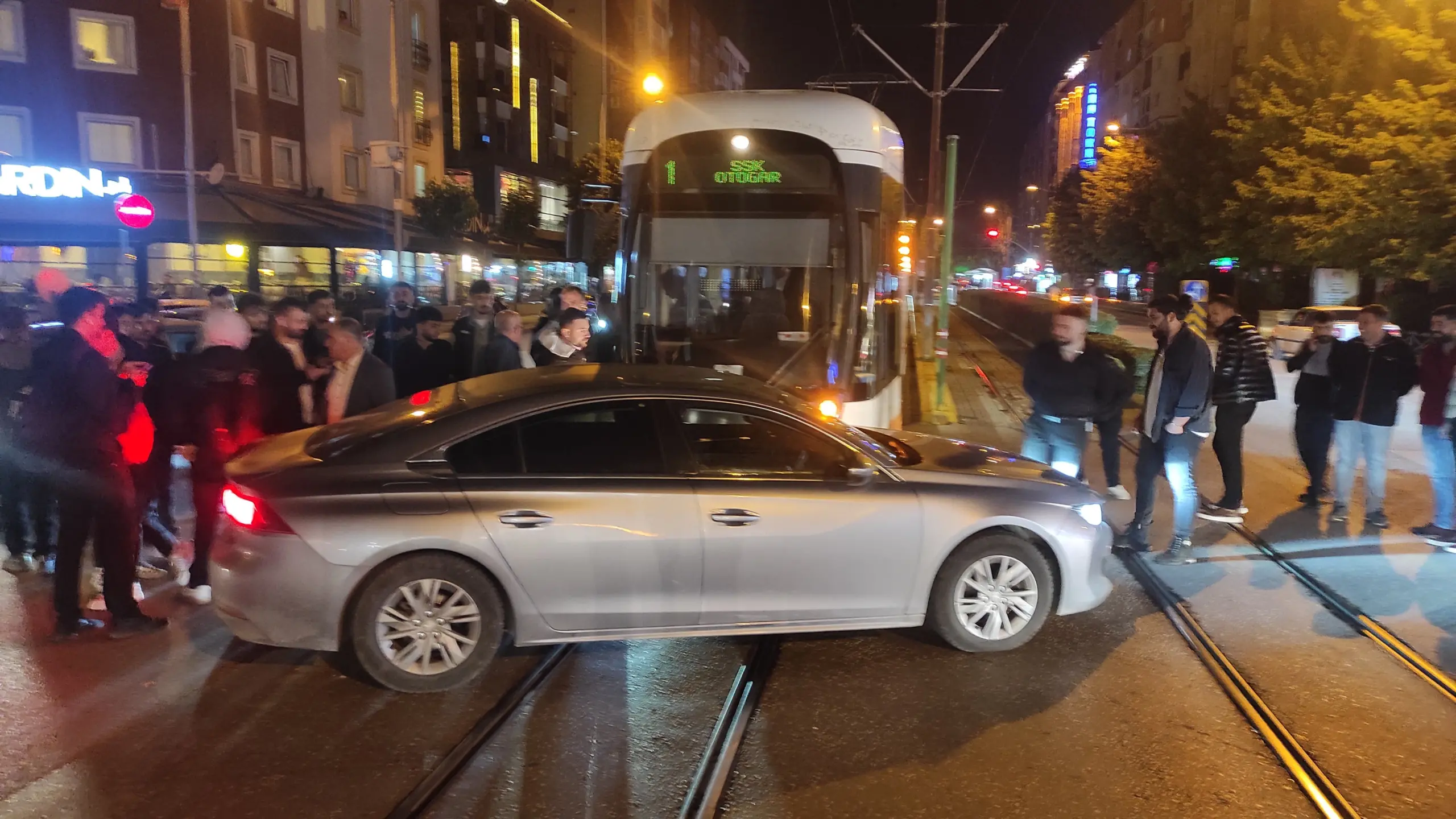 Tramvay dönüş yapan otomobile çarptı - Resim : 1