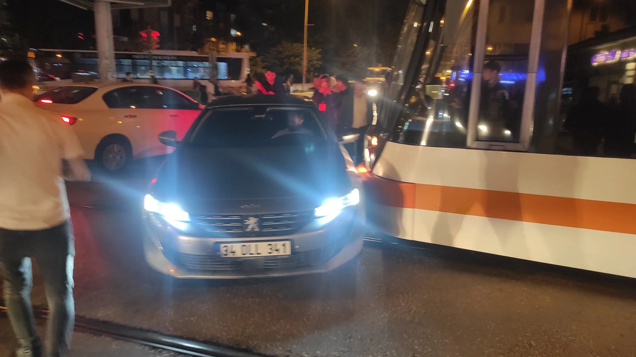 Tramvay dönüş yapan otomobile çarptı - Resim : 2