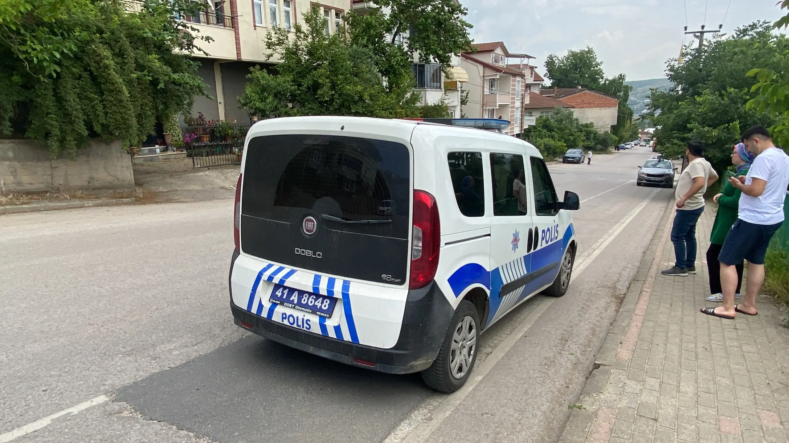 Kocaeli'de korkunç olay! Dut toplamak için çıktığı ağaçtan korkuluklara saplandı - Resim : 1