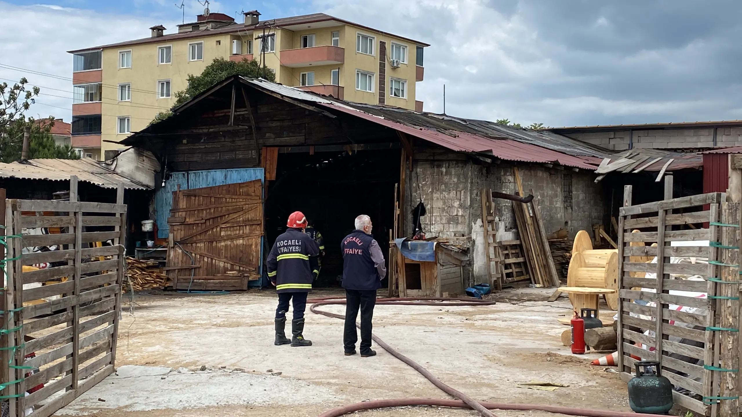 D-100 Karayolu'na fırladı, şans eseri ezilmekten kurtuldu - Resim : 1