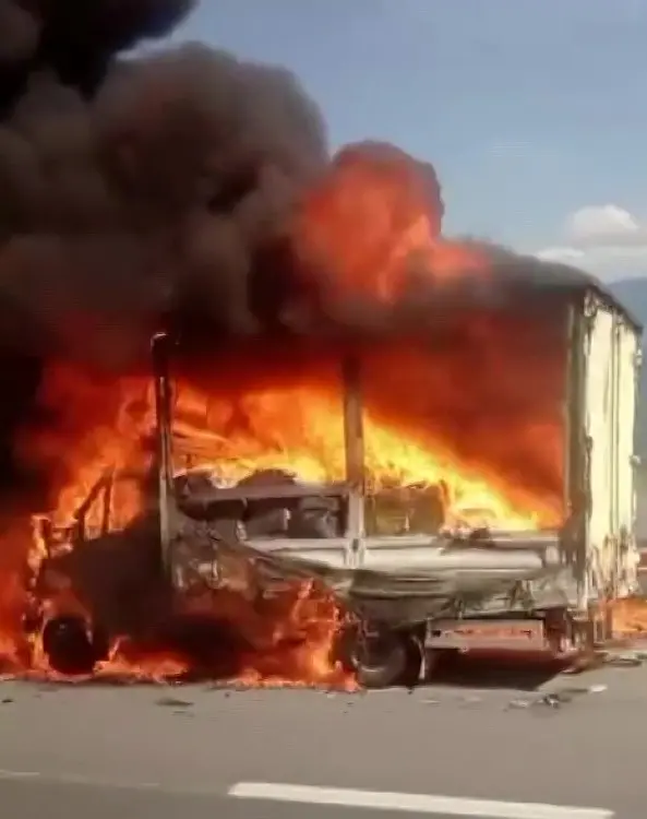 Seyir halinde alev aldı! Geriye iskeleti kaldı - Resim : 4