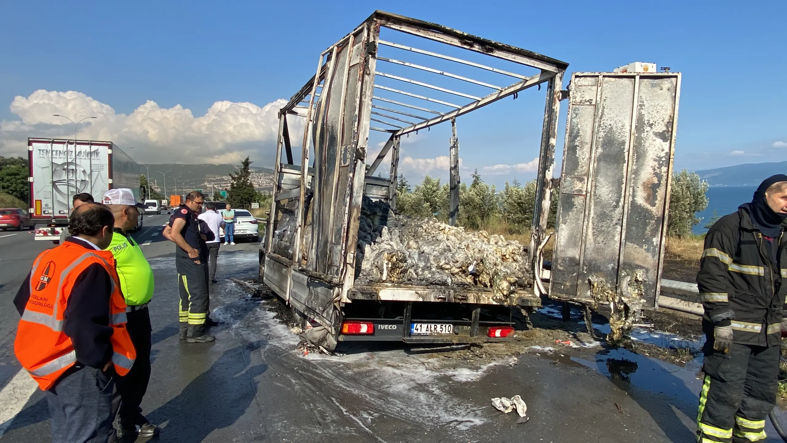 Seyir halinde alev aldı! Geriye iskeleti kaldı - Resim : 2