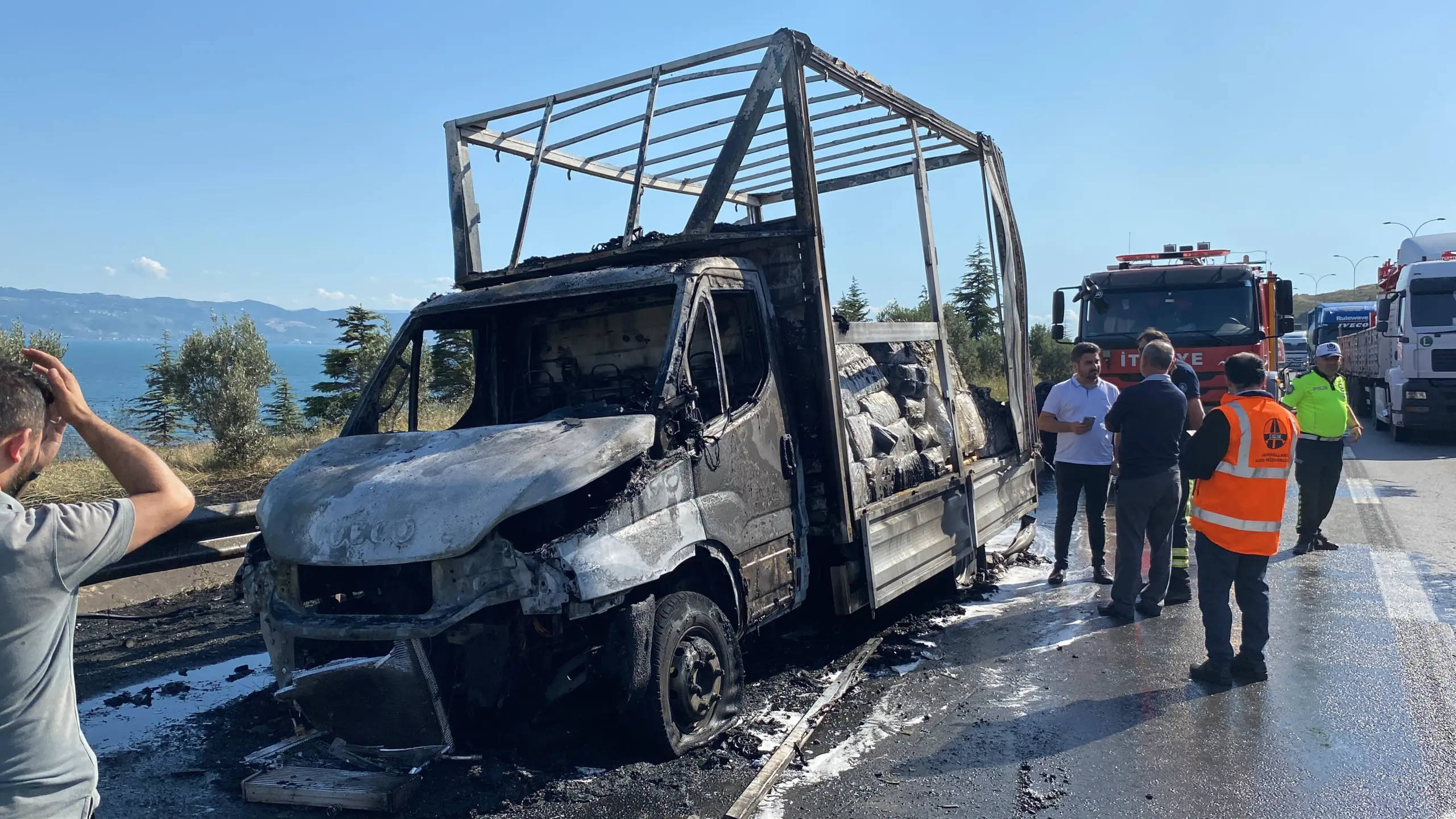 Seyir halinde alev aldı! Geriye iskeleti kaldı - Resim : 5