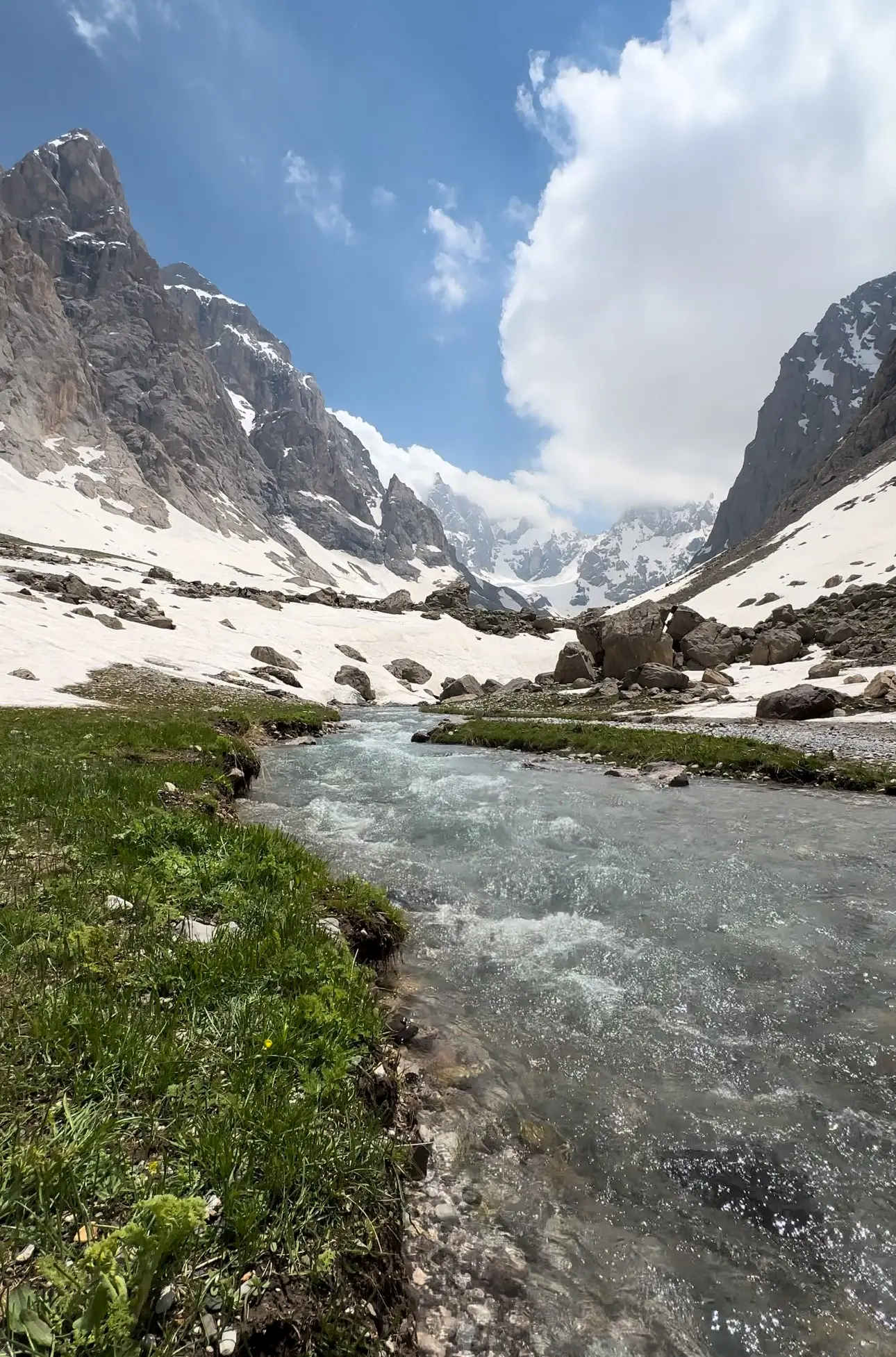 Hakkari'deki karlı dağların manzarası şok etti - Resim : 1