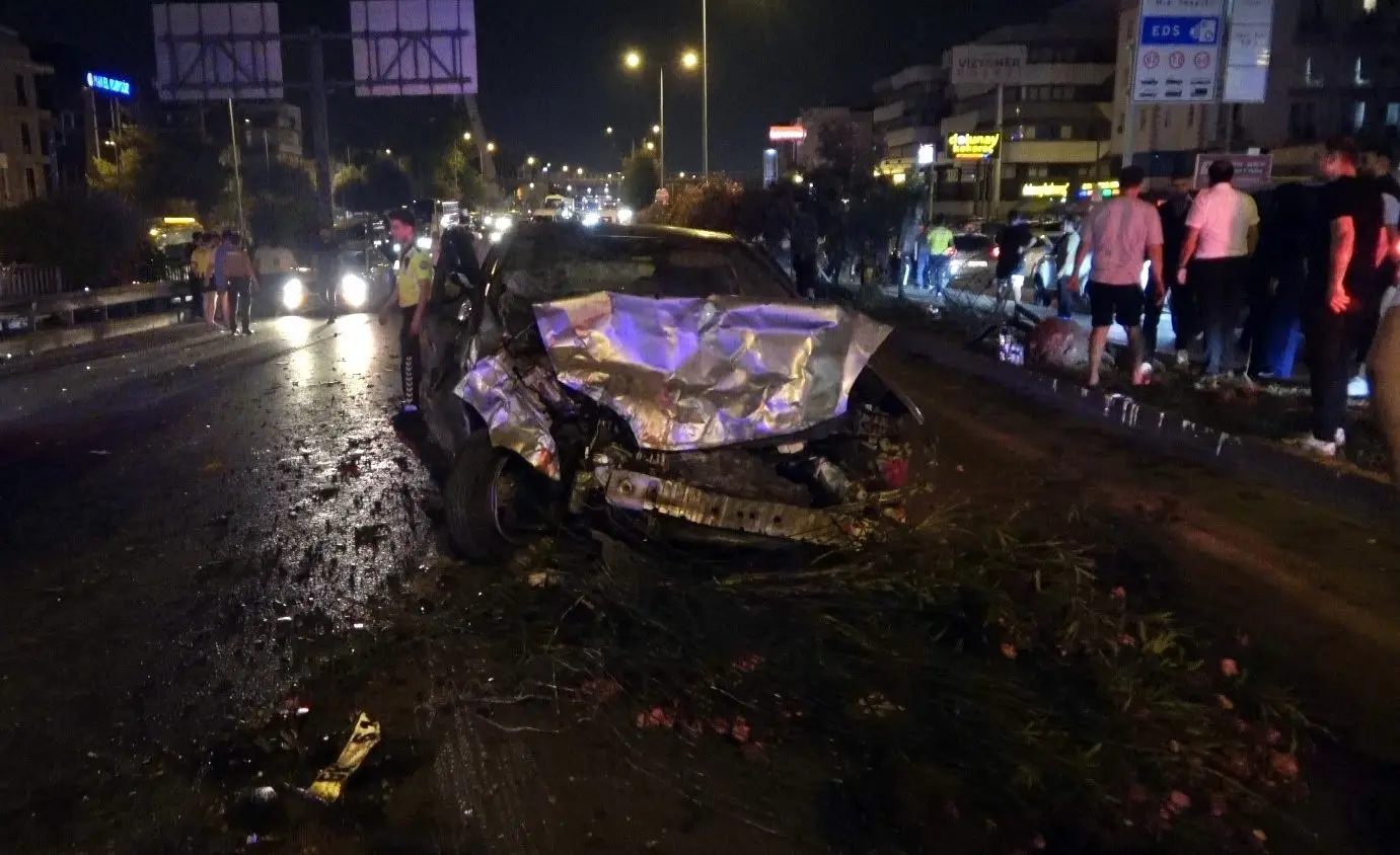 İki otomobil kafa kafaya çarpıştı: 1'i ağır 5 yaralı - Resim : 1