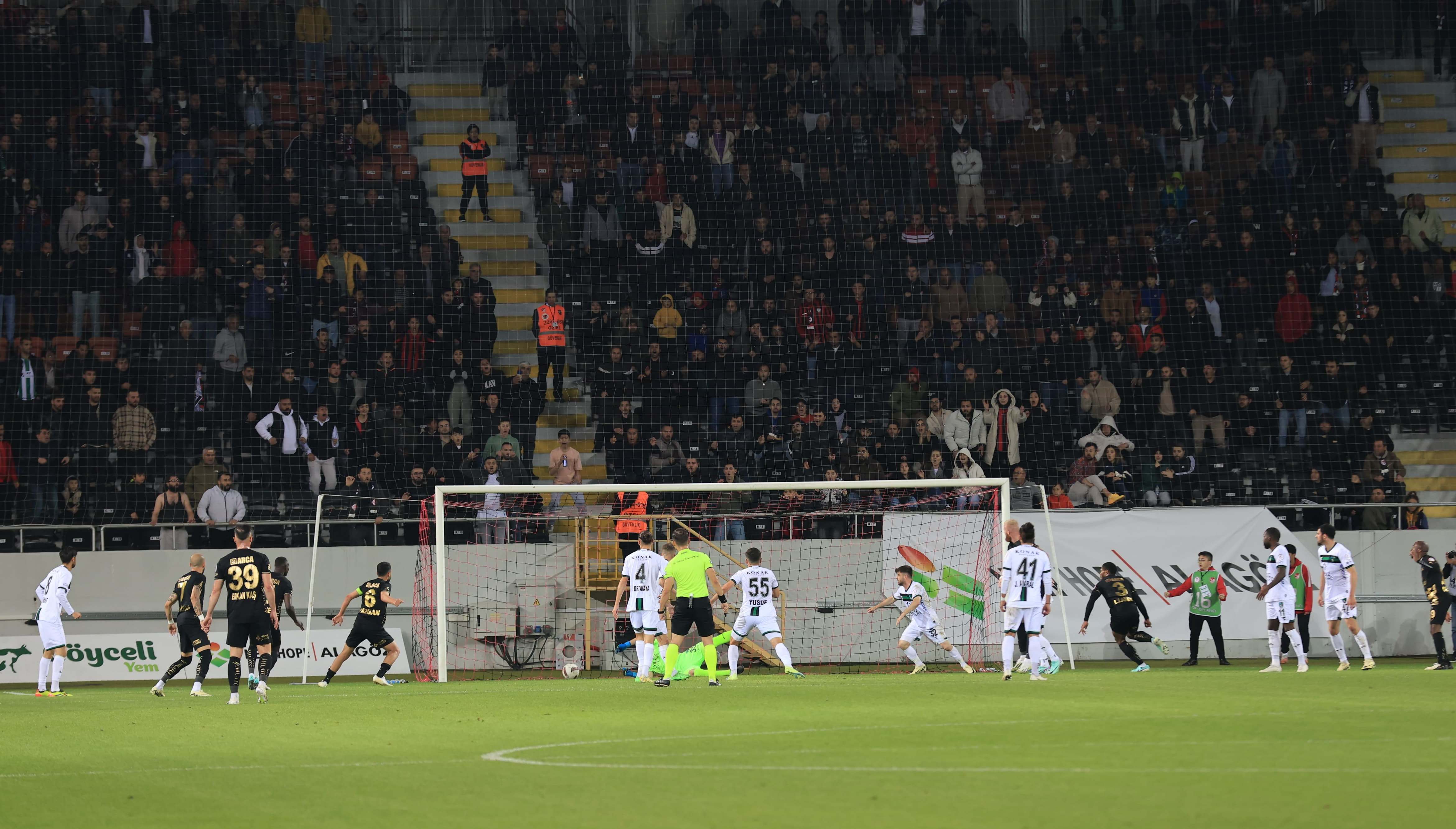 Çorum Futbol Kulübü - Kocaelispor "İlk yarıdan kareler... Ali Köksal - Foto Galeri" - Resim : 6