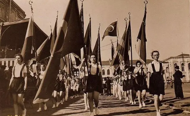 19 MAYIS ATATÜRK'Ü ANMA, GENÇLİK VE SPOR BAYRAMI ÖNEMİ: 19 Mayıs Çocuklara Nasıl Anlatılır? 19 Mayıs 1919'da Ne Oldu? 19 Mayıs Anlam ve Önemi Kısaca - Resim : 1