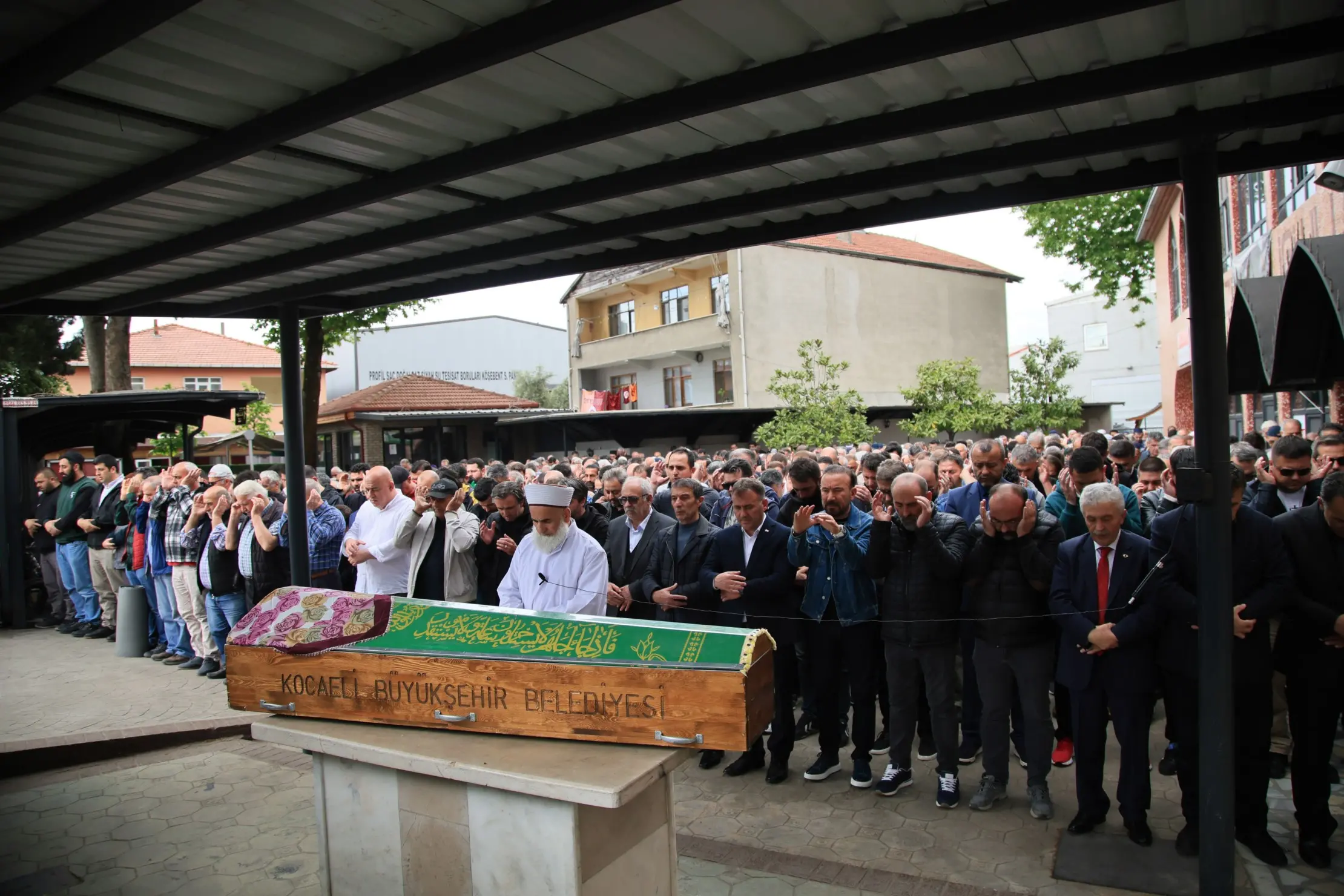 Erhan Okur annesini son yolculuğuna uğurladı - Resim : 4