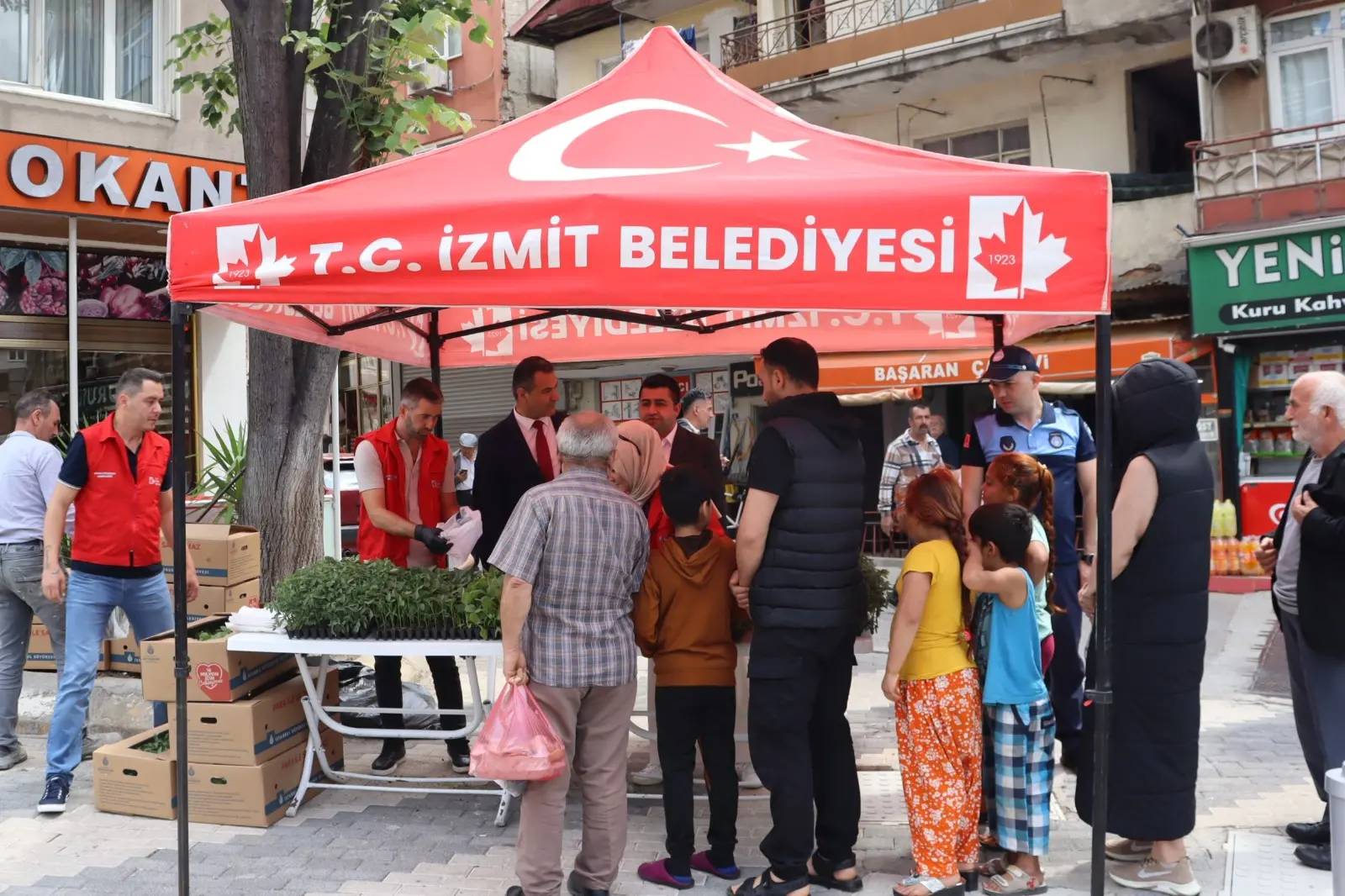 Tarımsal kalkınmaya destek! İzmit Belediyesi 43 bin fide dağıttı - Resim : 7