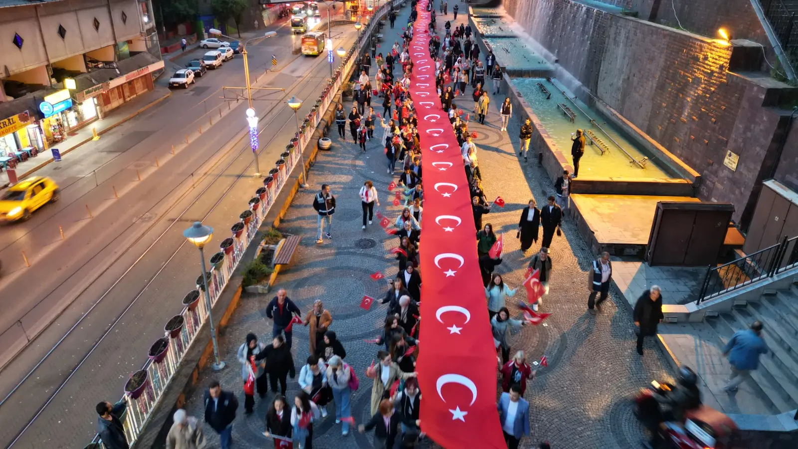 19 Mayıs Korteji tıklım tıklım - Resim : 1