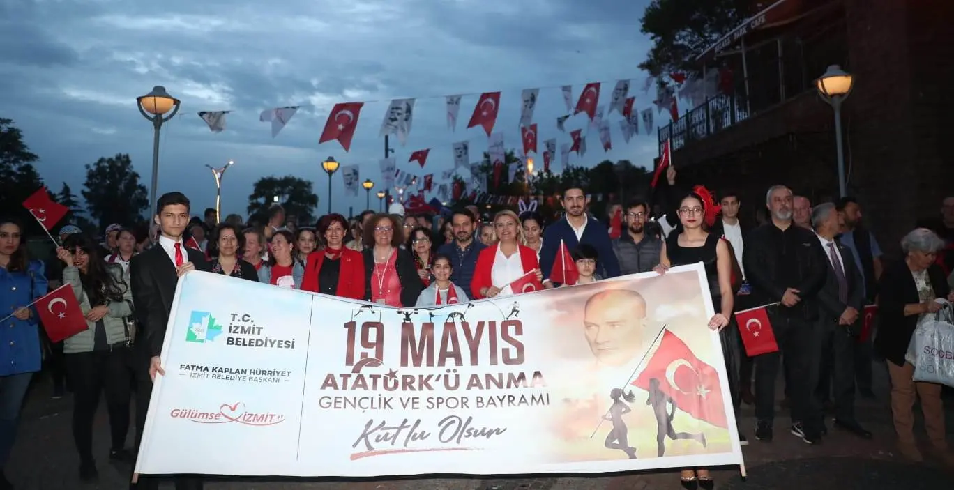 19 Mayıs Korteji tıklım tıklım - Resim : 2