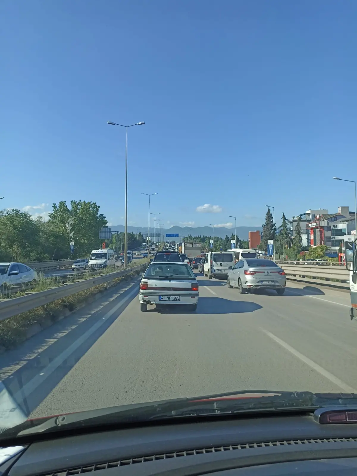 Bu yol herkesi bıktırdı! Gölcük yolu çilesi bitmiyor - Resim : 1