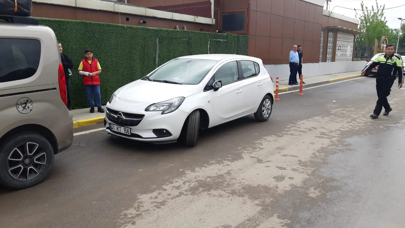 Otomobil bebek arabasına çarptı: 2 yaşındaki bebek ağır yaralandı - Resim : 1