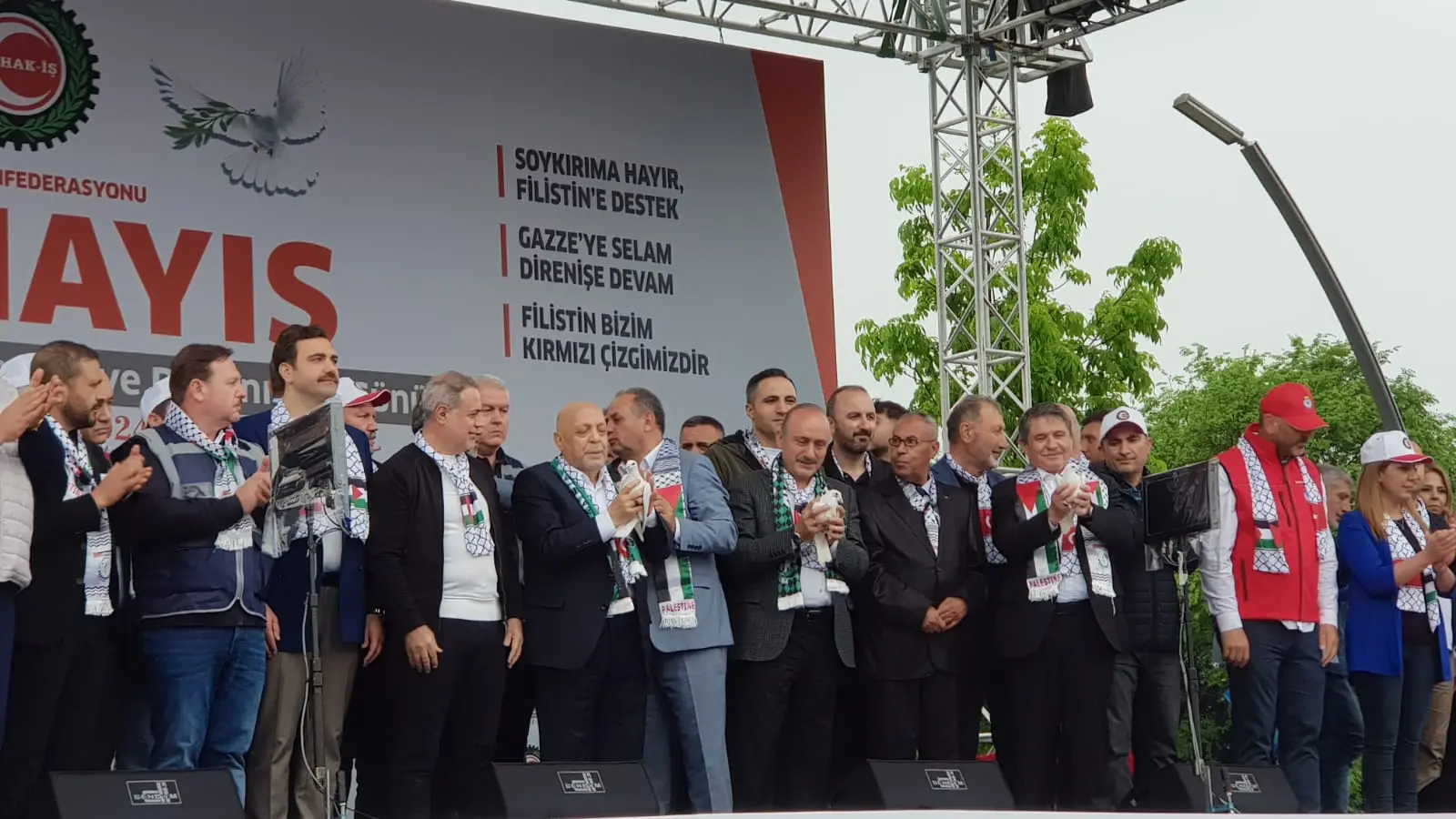 Hak-İş taleplerini sıraladı Arslan: “1 Mayıs, işçi iradesinin ve insan olma onurunun yükseldiği gündür” - Resim : 4