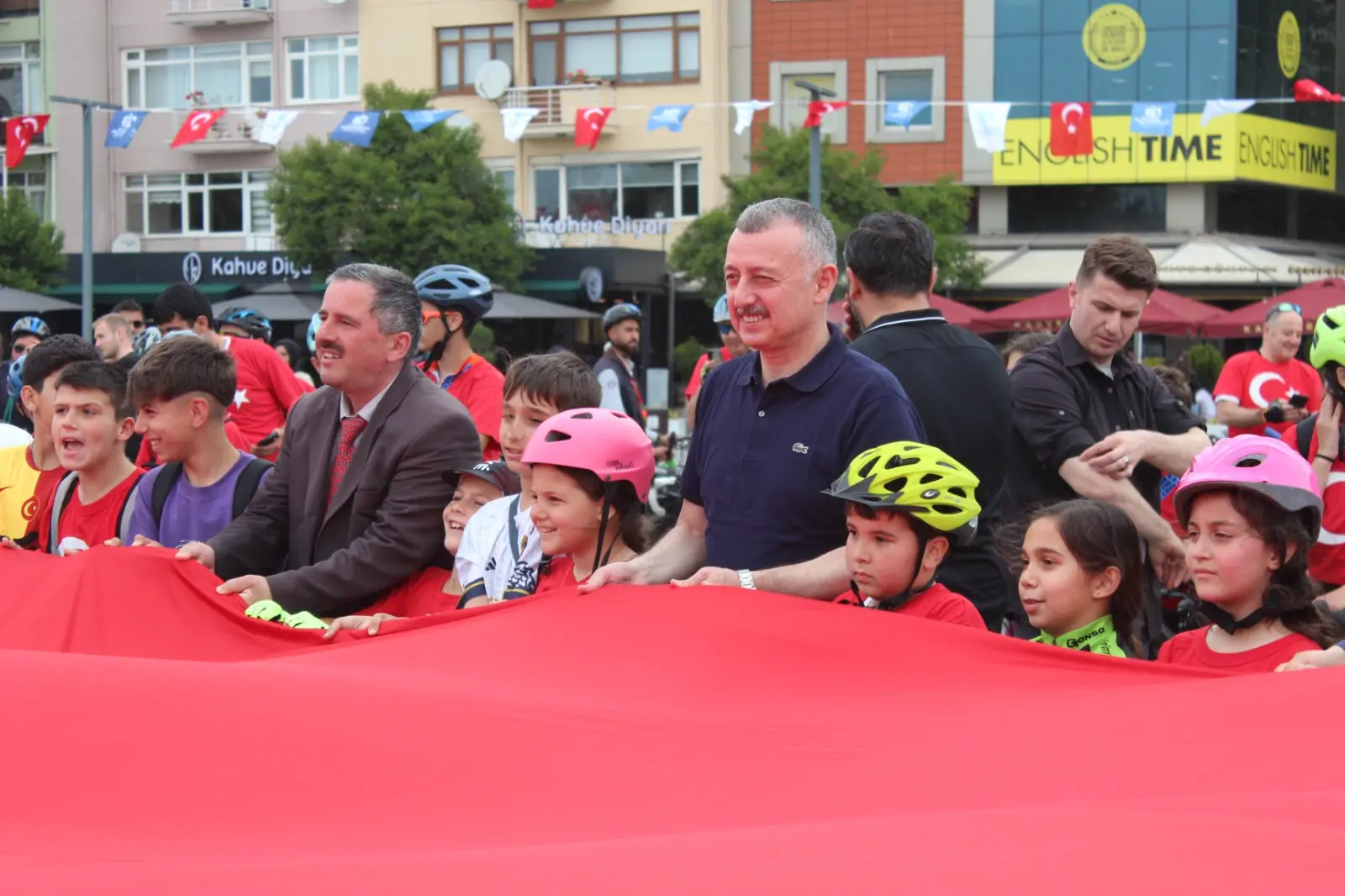 Tahir Büyükakın 19 Mayıs için pedallarını çevirdi - Resim : 2