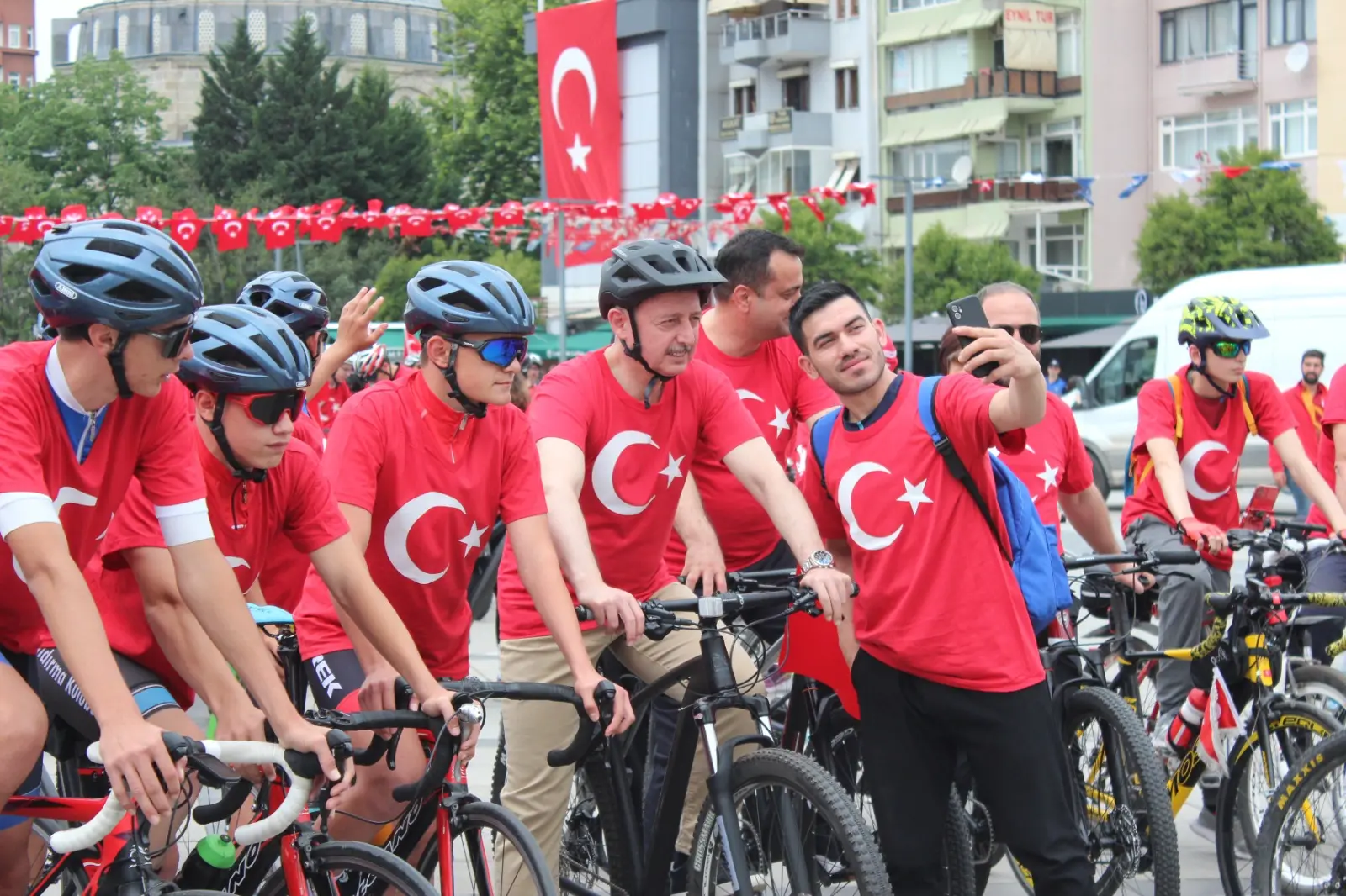 Tahir Büyükakın 19 Mayıs için pedallarını çevirdi - Resim : 3